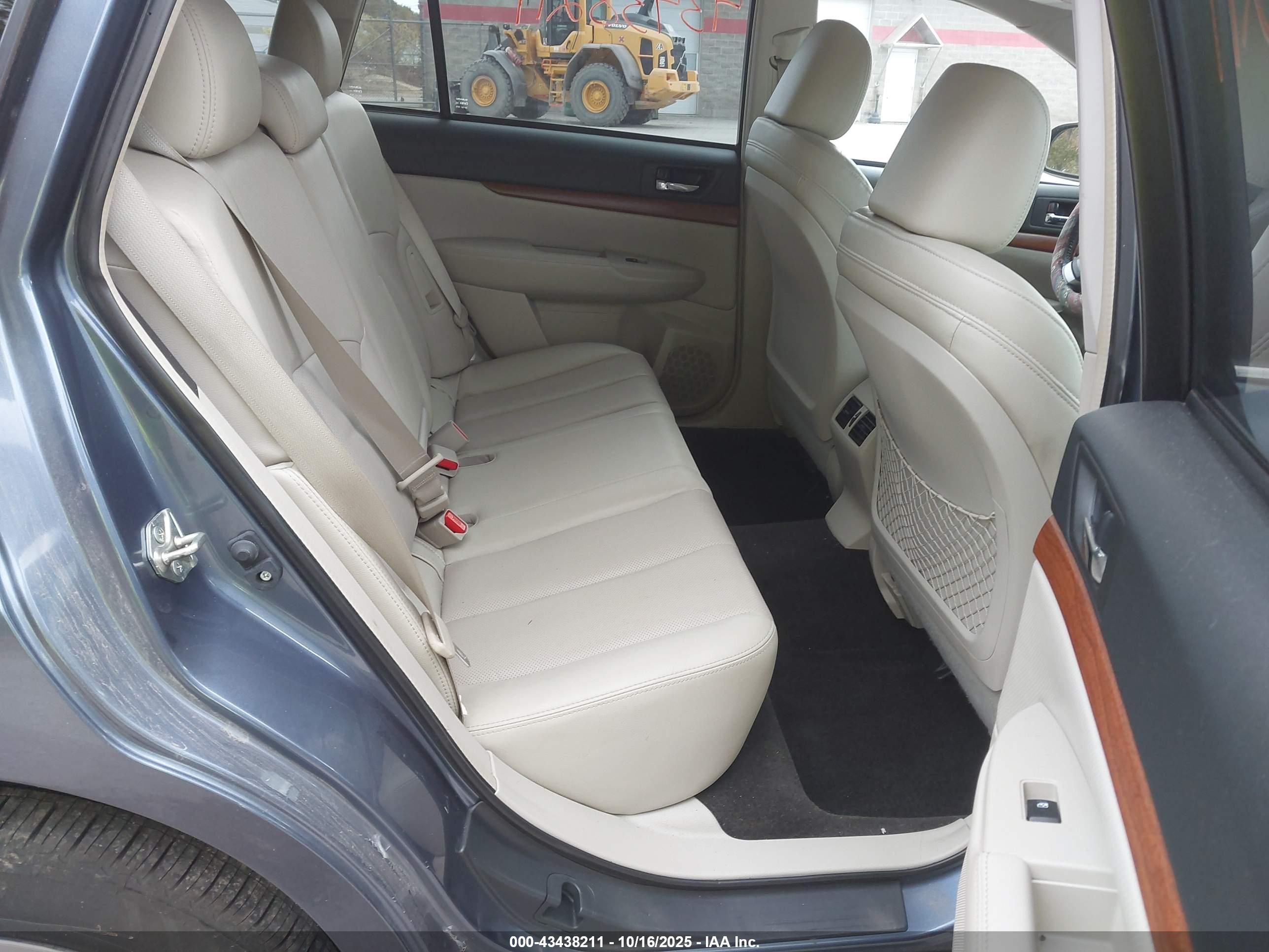 SUBARU OUTBACK image 8