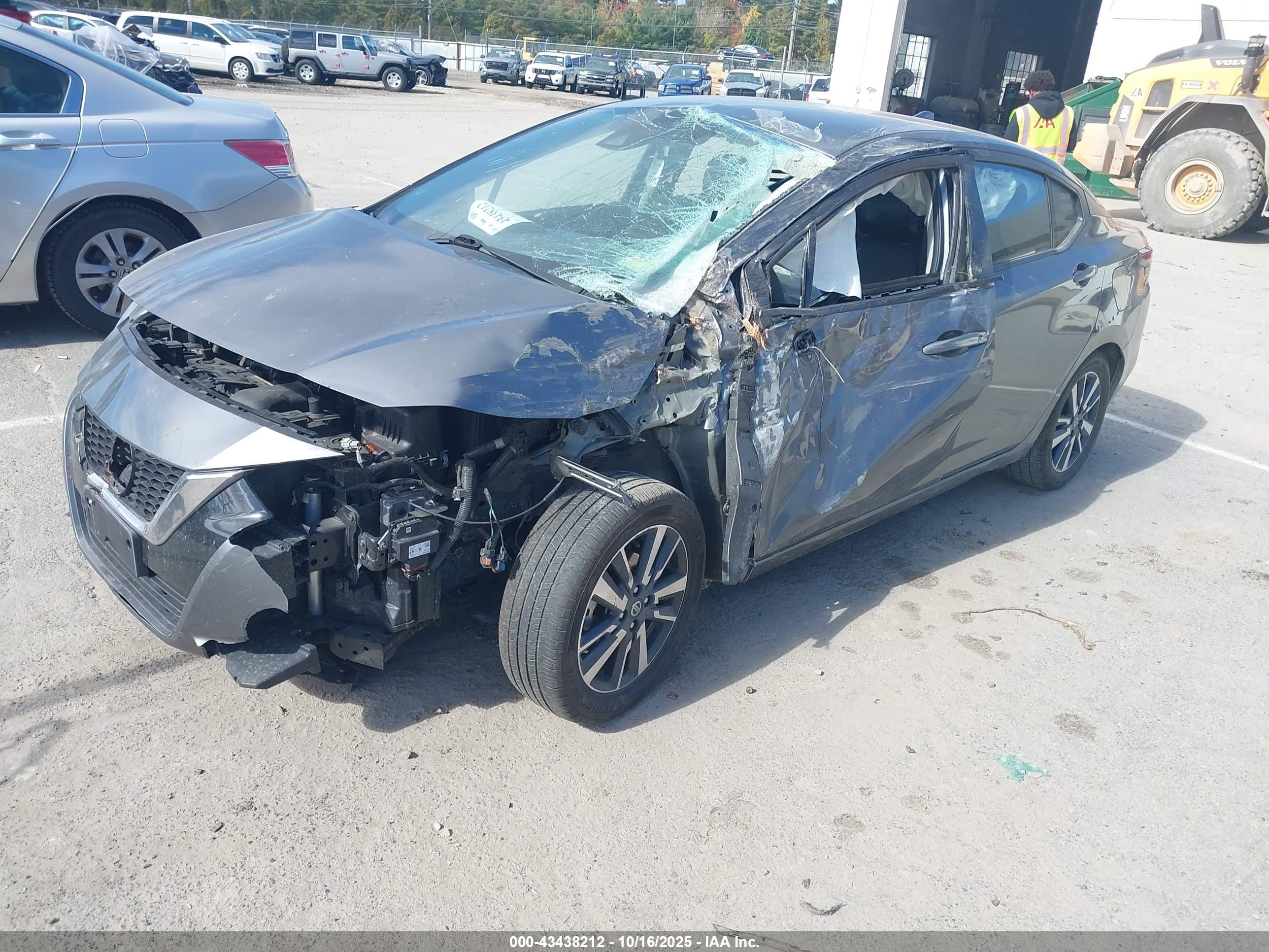NISSAN VERSA image 2