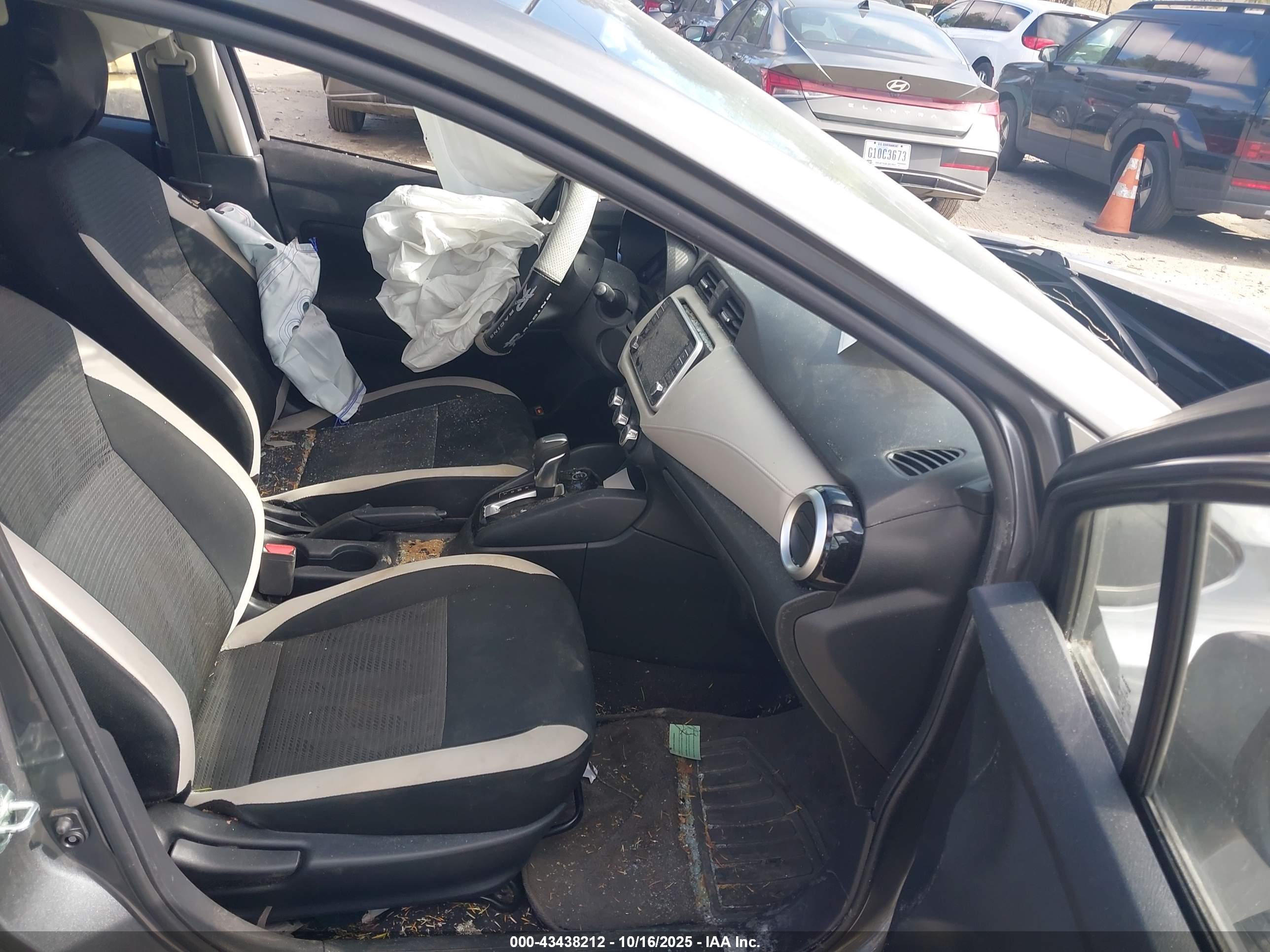 NISSAN VERSA image 5