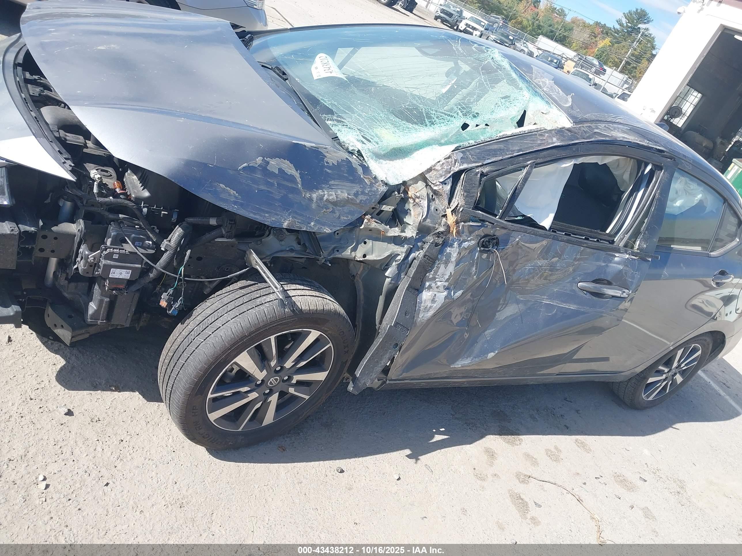 NISSAN VERSA image 6