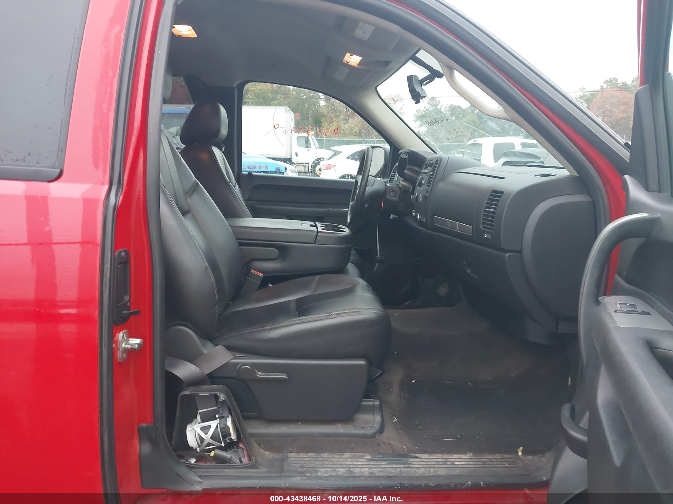 CHEVROLET SILVERADO image 5