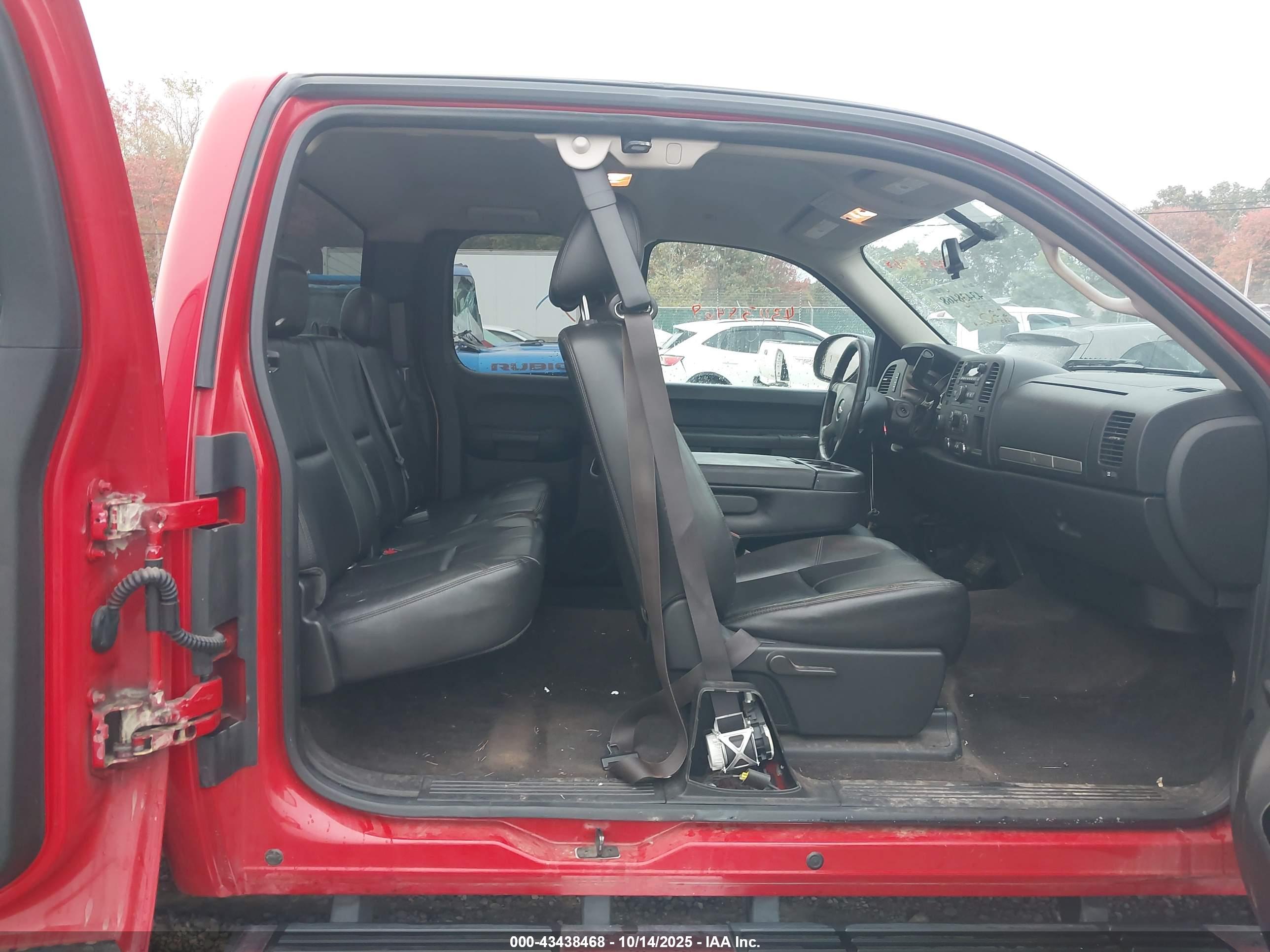 CHEVROLET SILVERADO image 8