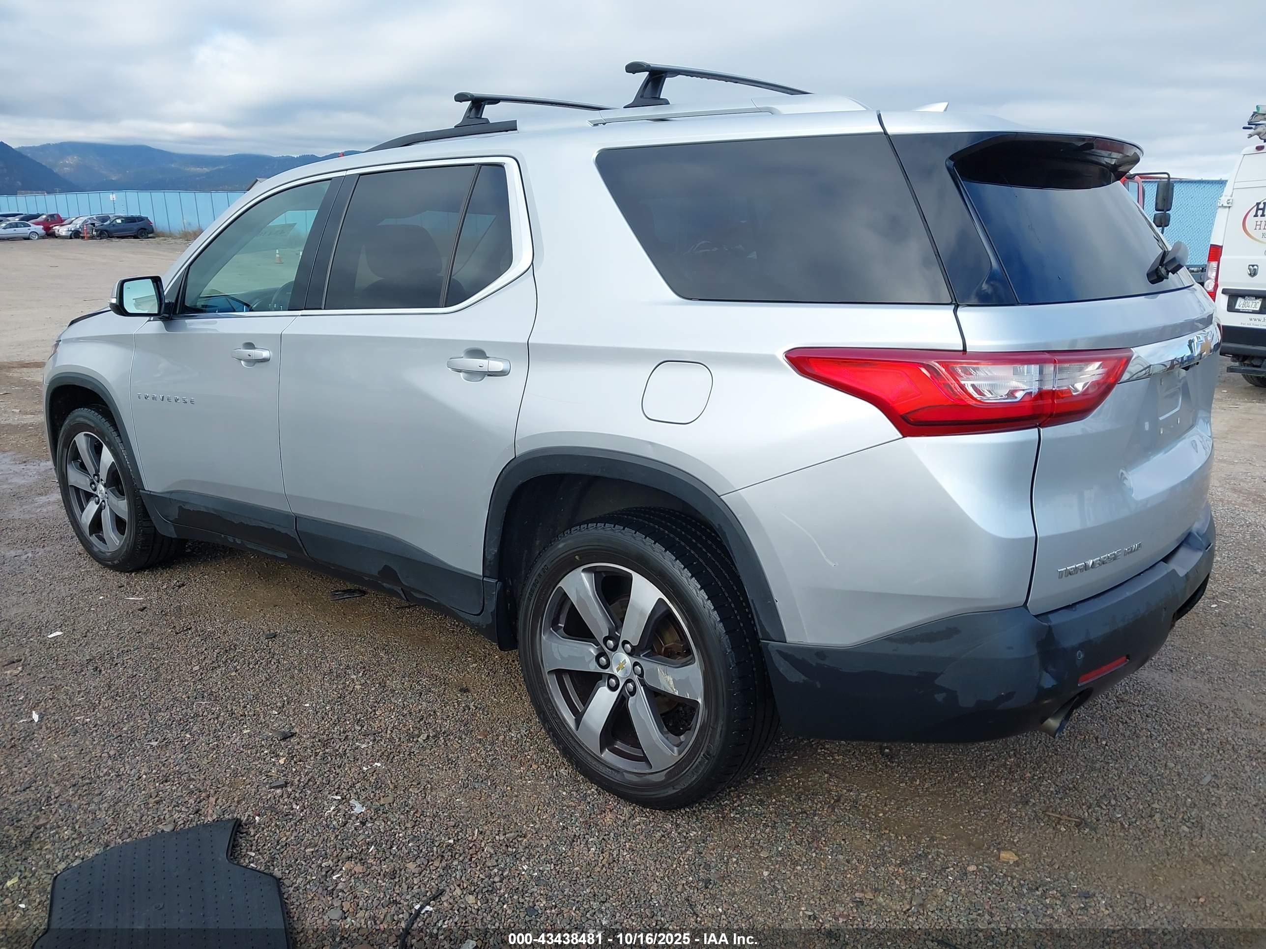 CHEVROLET TRAVERSE image 3