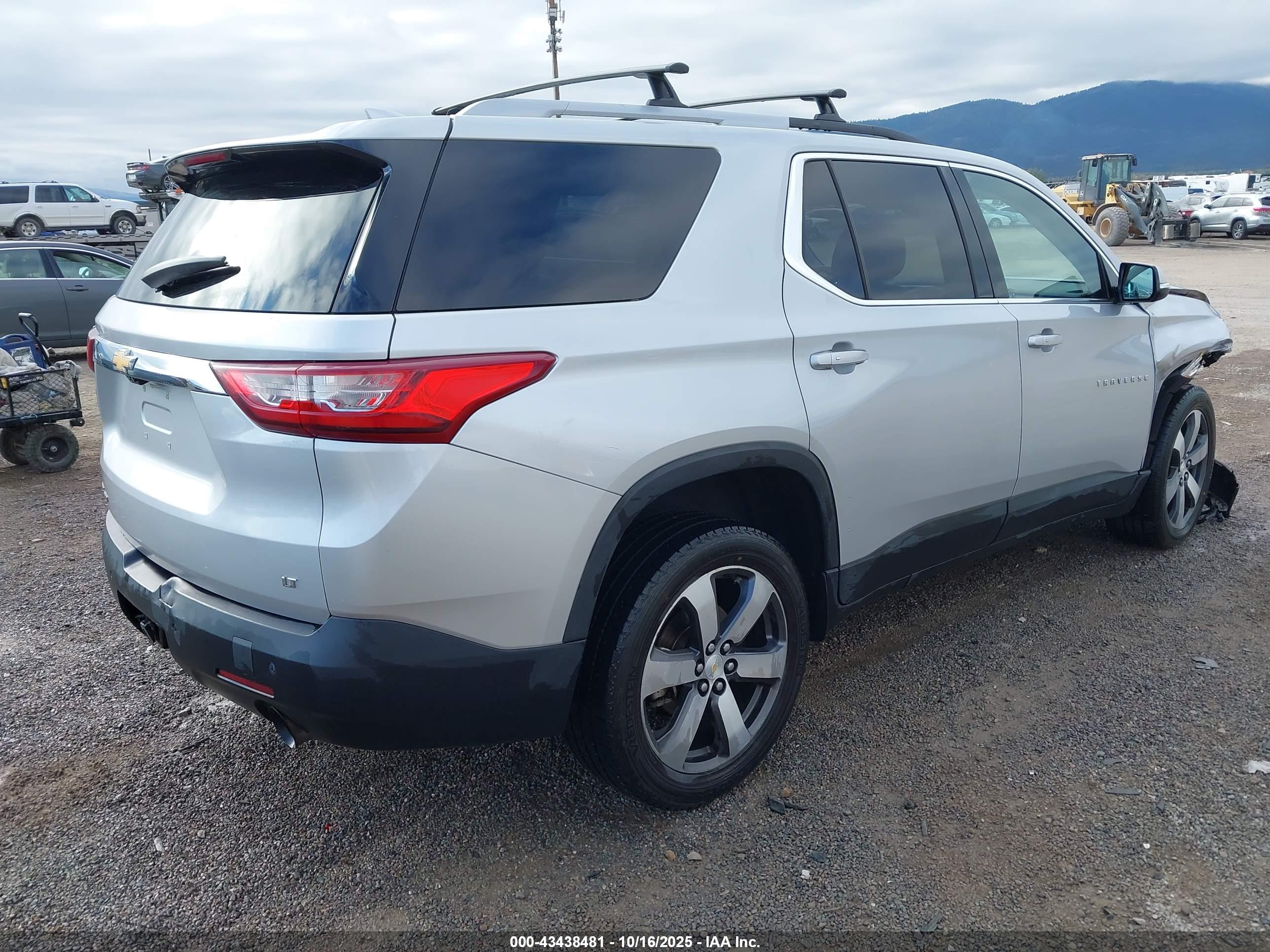 CHEVROLET TRAVERSE image 4