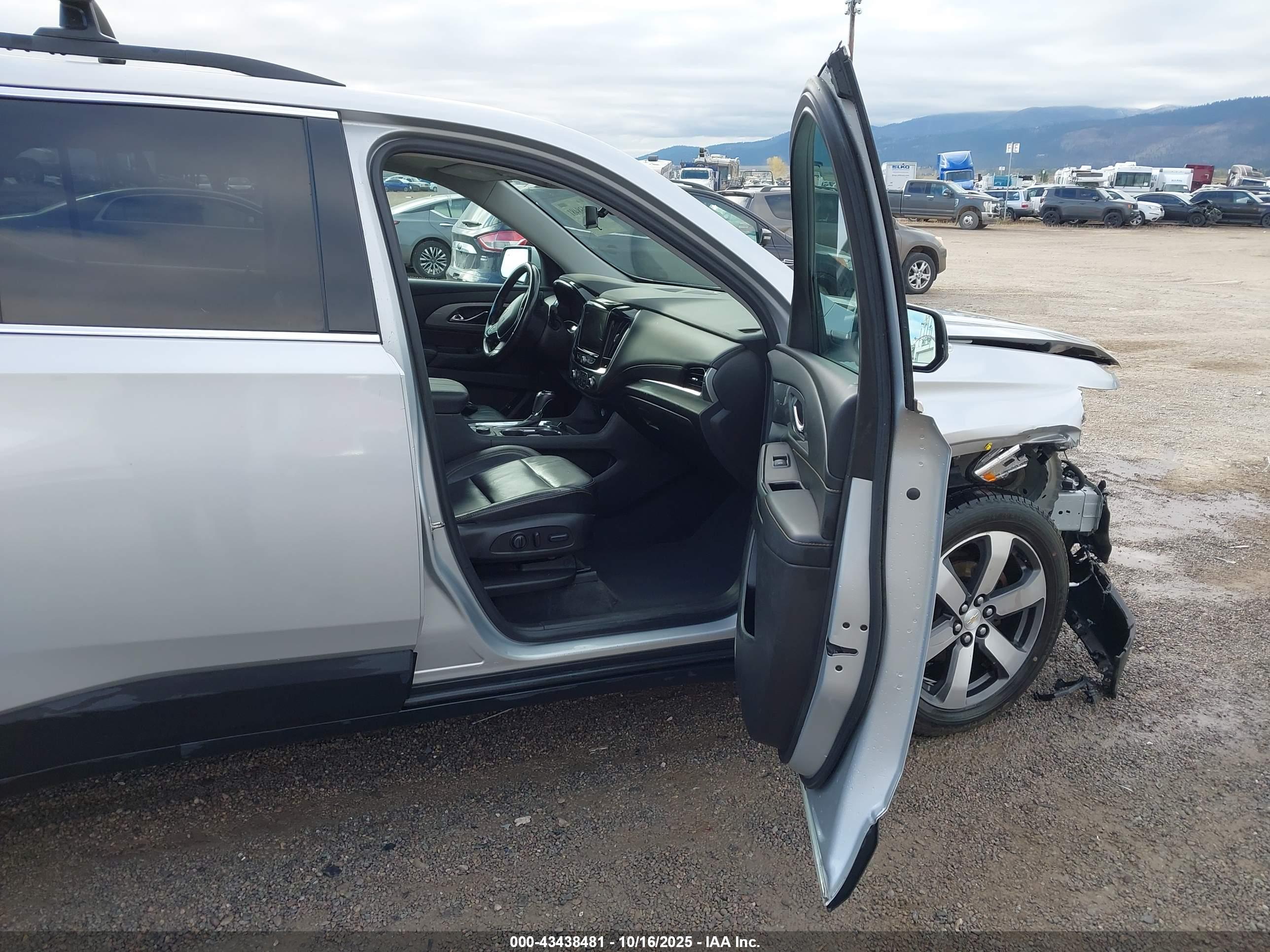 CHEVROLET TRAVERSE image 5