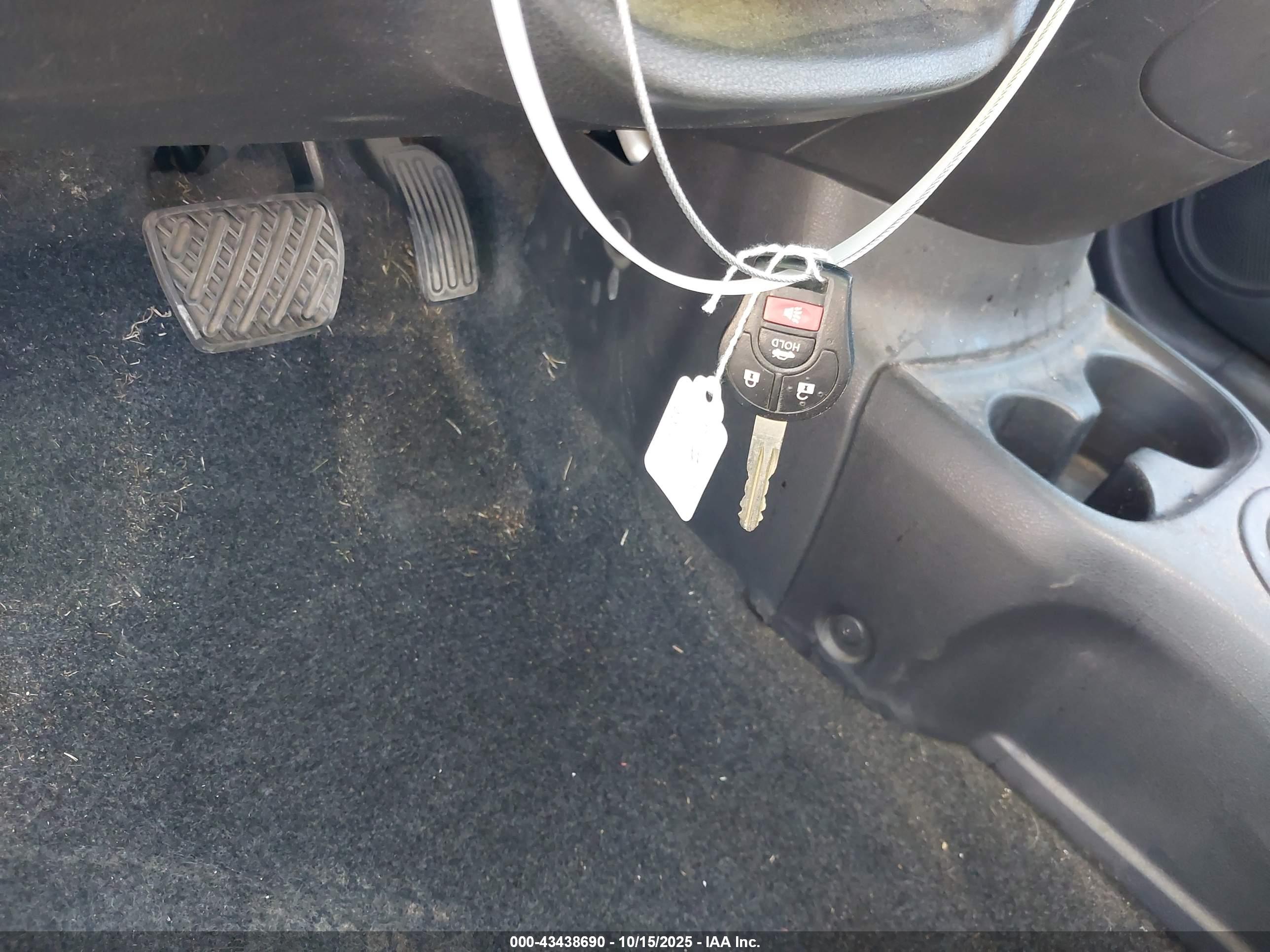 NISSAN VERSA image 11