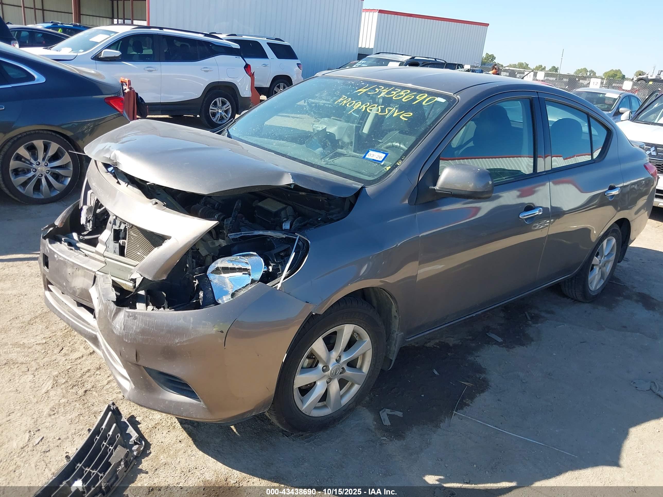 NISSAN VERSA image 2