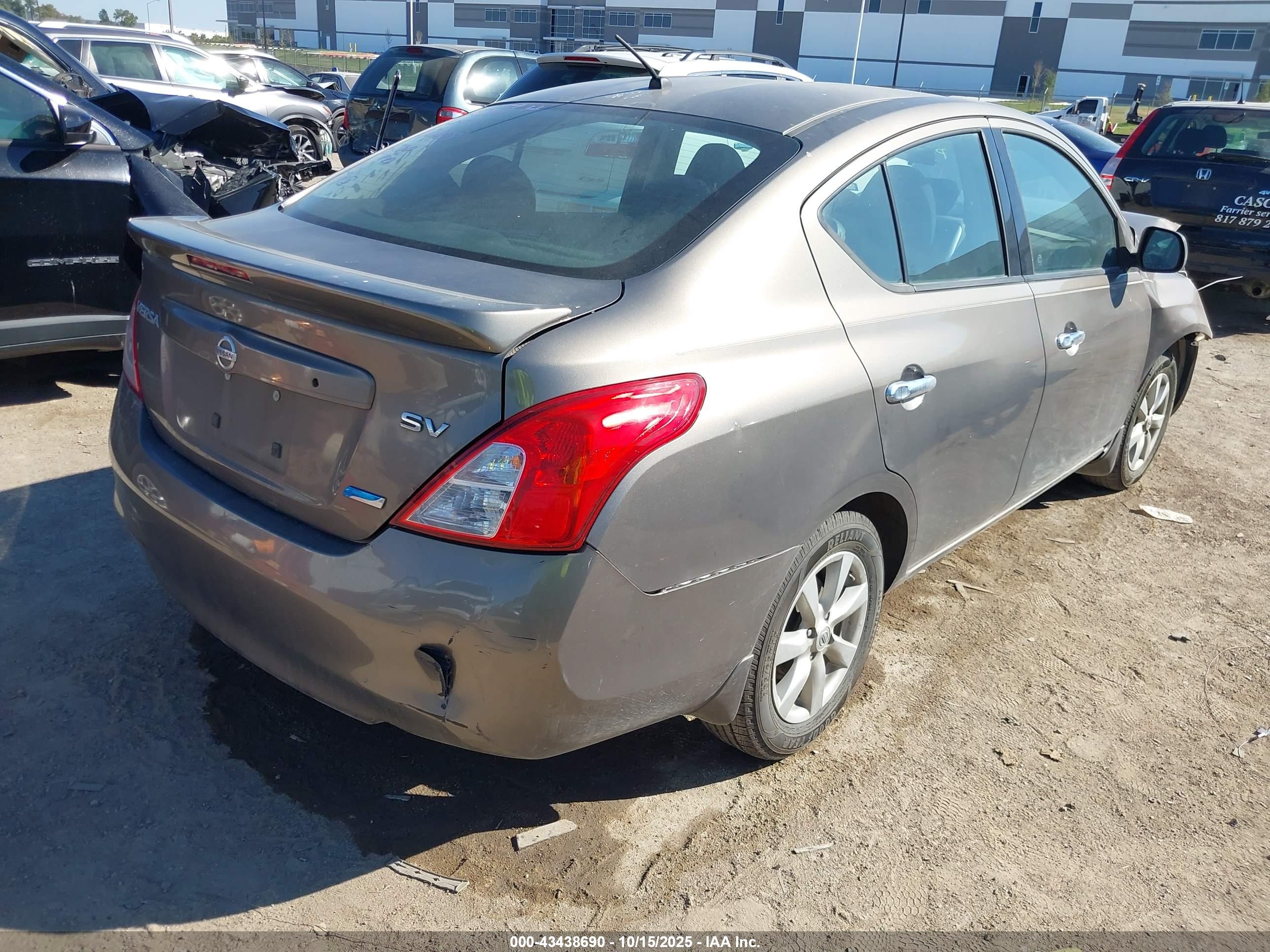NISSAN VERSA image 4