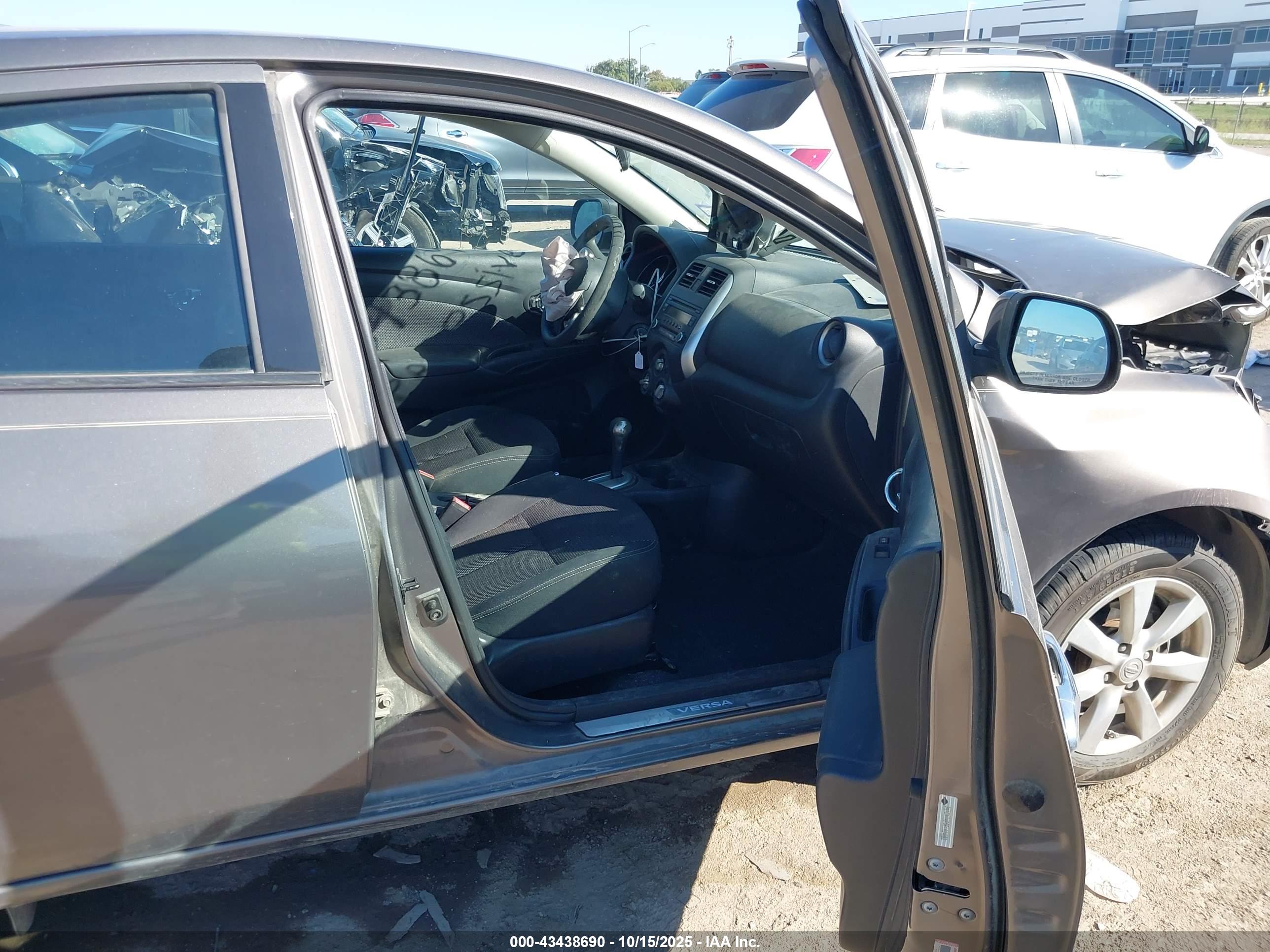 NISSAN VERSA image 5