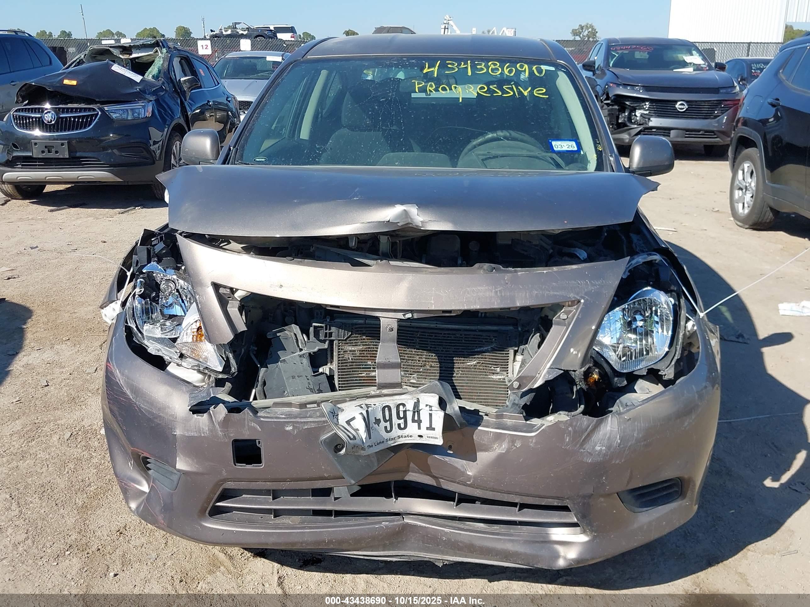 NISSAN VERSA image 6
