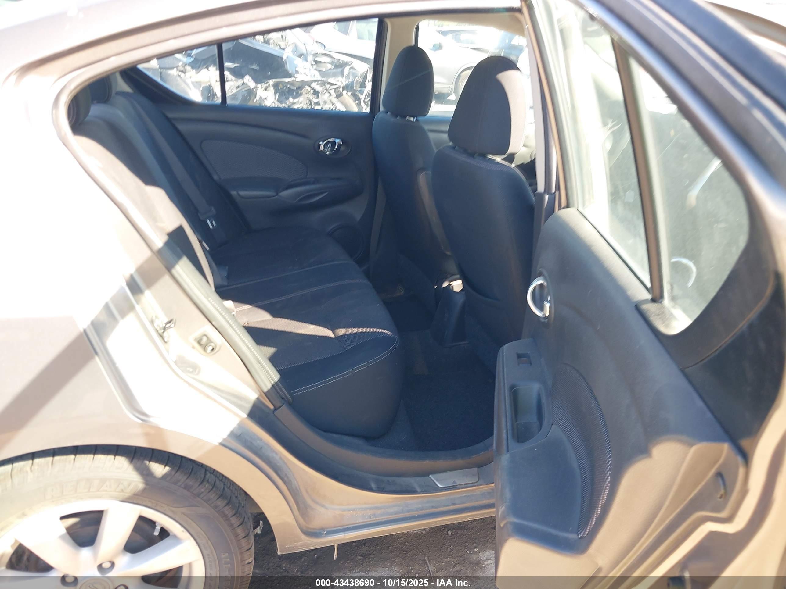 NISSAN VERSA image 8