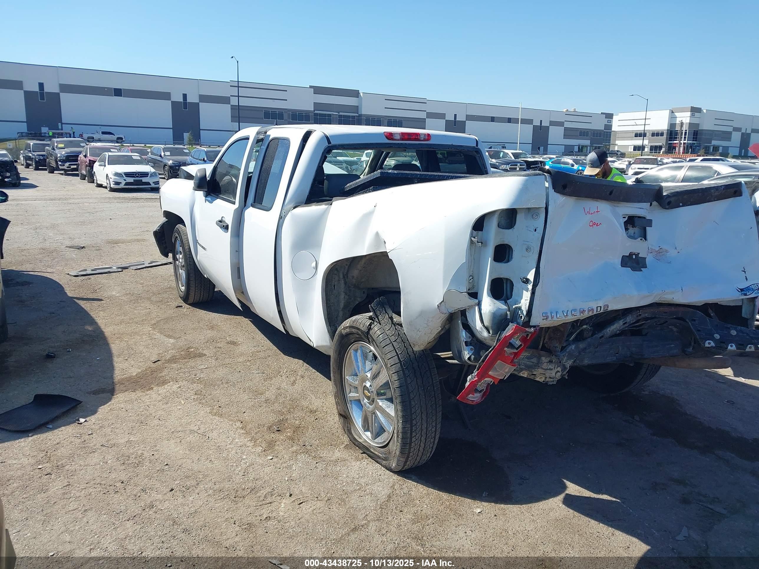CHEVROLET SILVERADO image 3