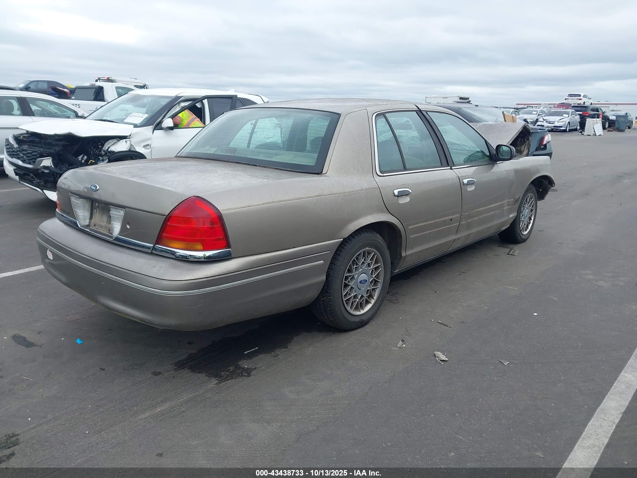 FORD CROWN image 4