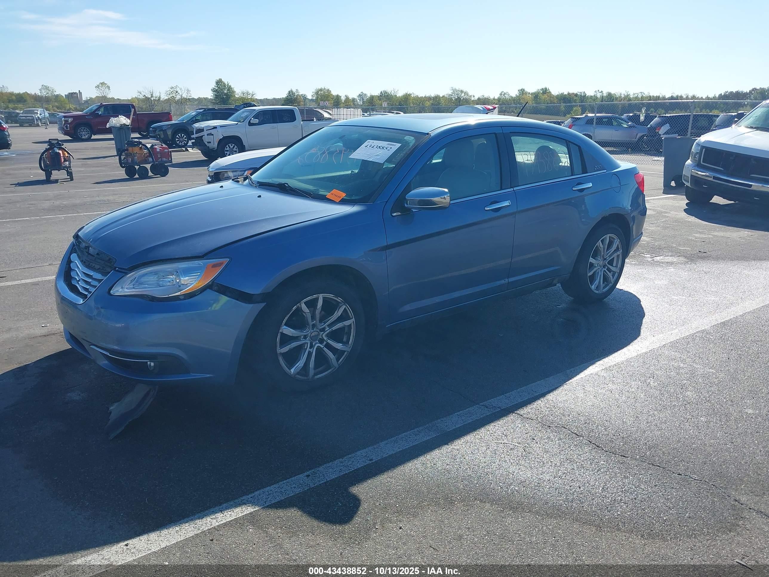 CHRYSLER 200 image 2