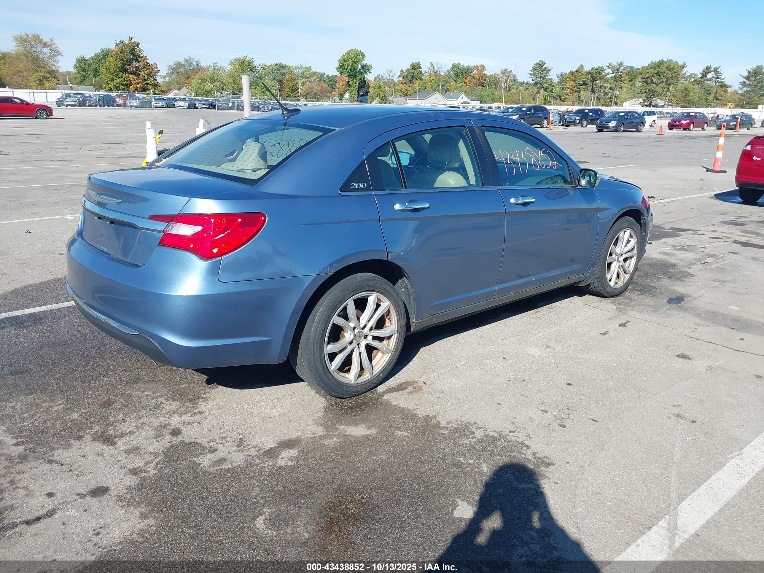 CHRYSLER 200 image 4