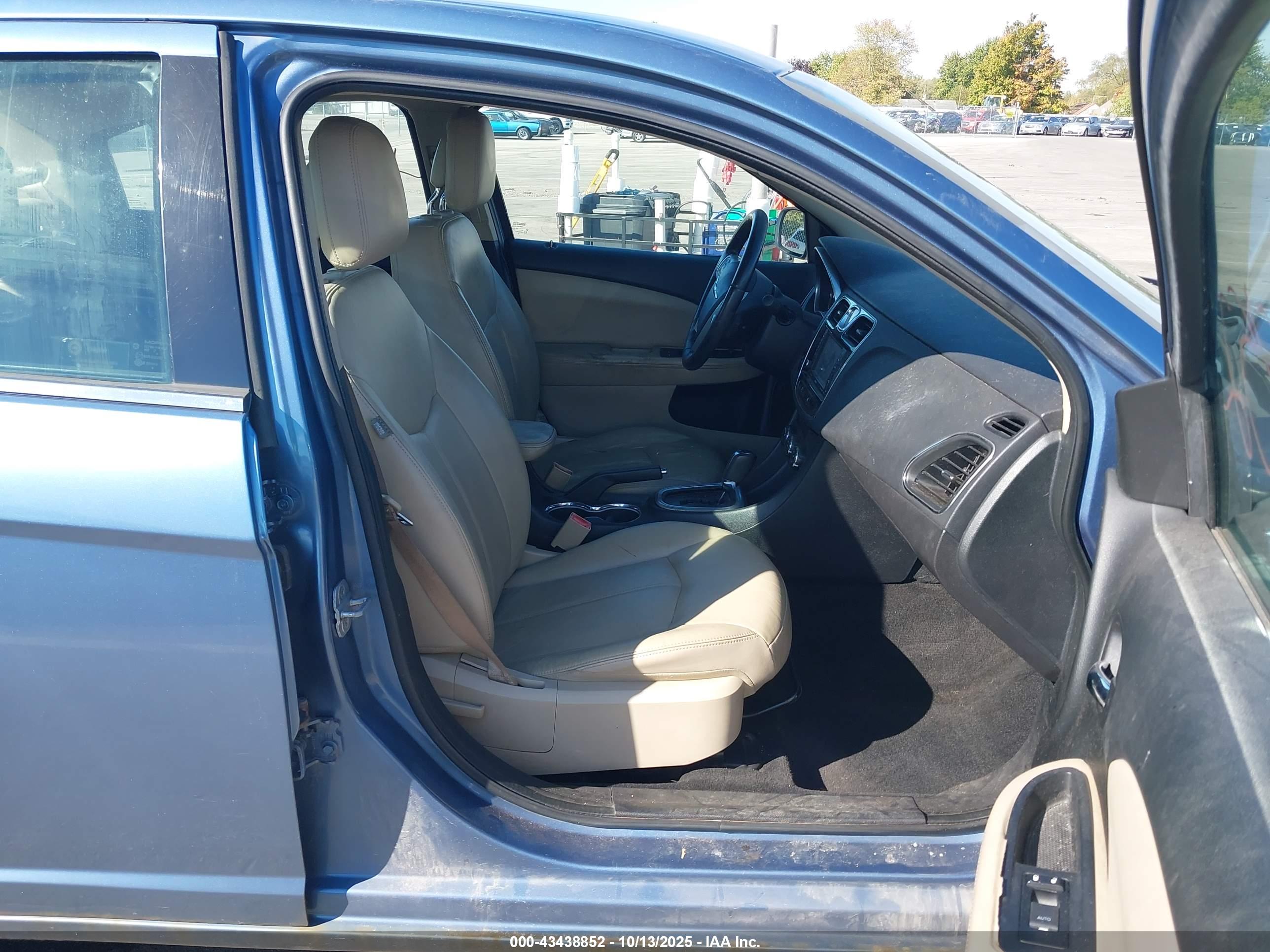 CHRYSLER 200 image 5