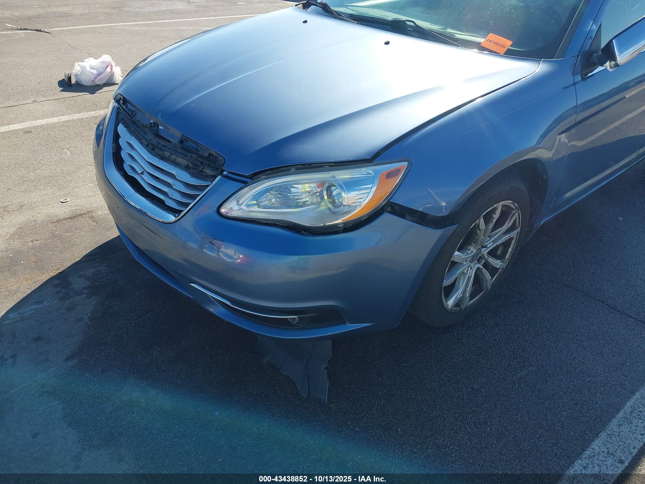 CHRYSLER 200 image 6