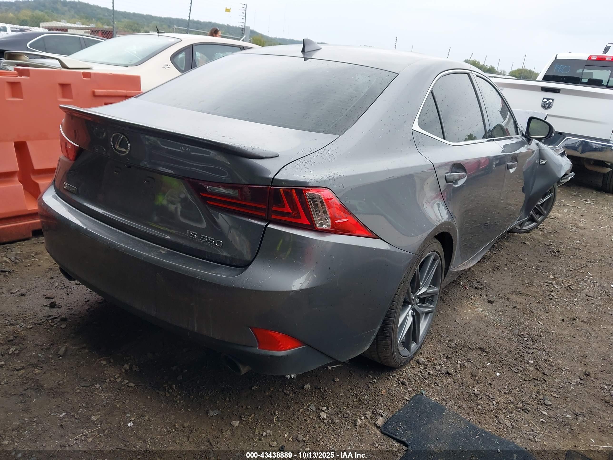 LEXUS IS image 4