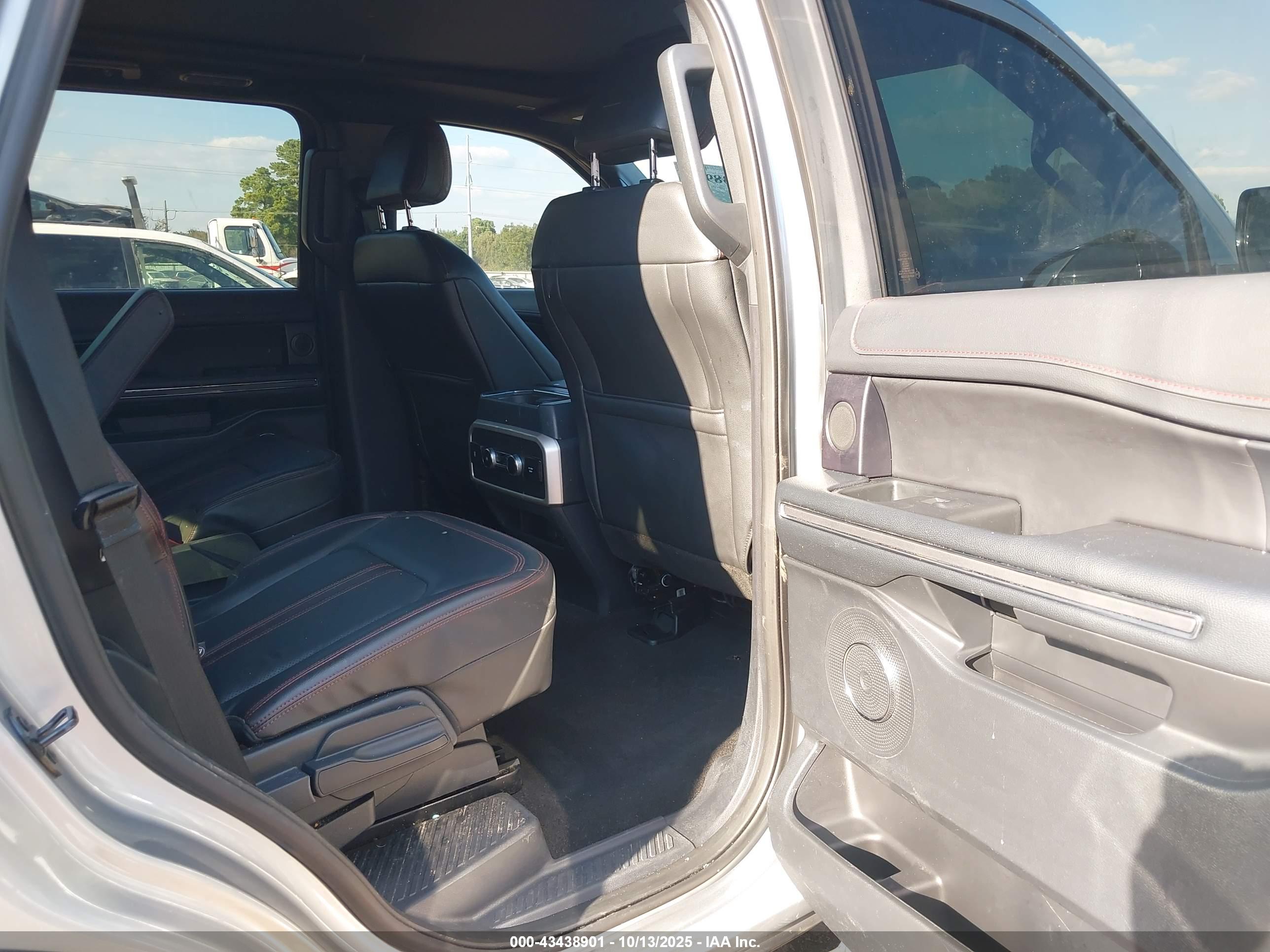 FORD EXPEDITION image 8