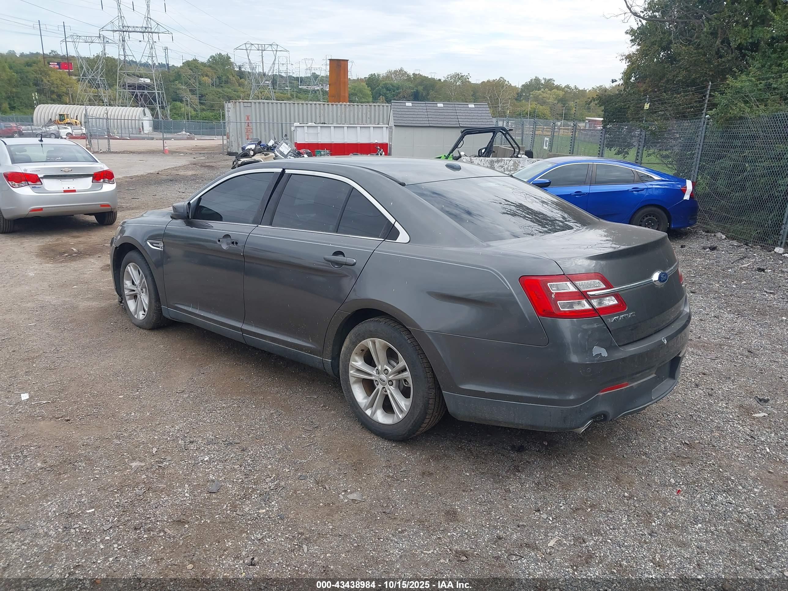 FORD TAURUS image 3