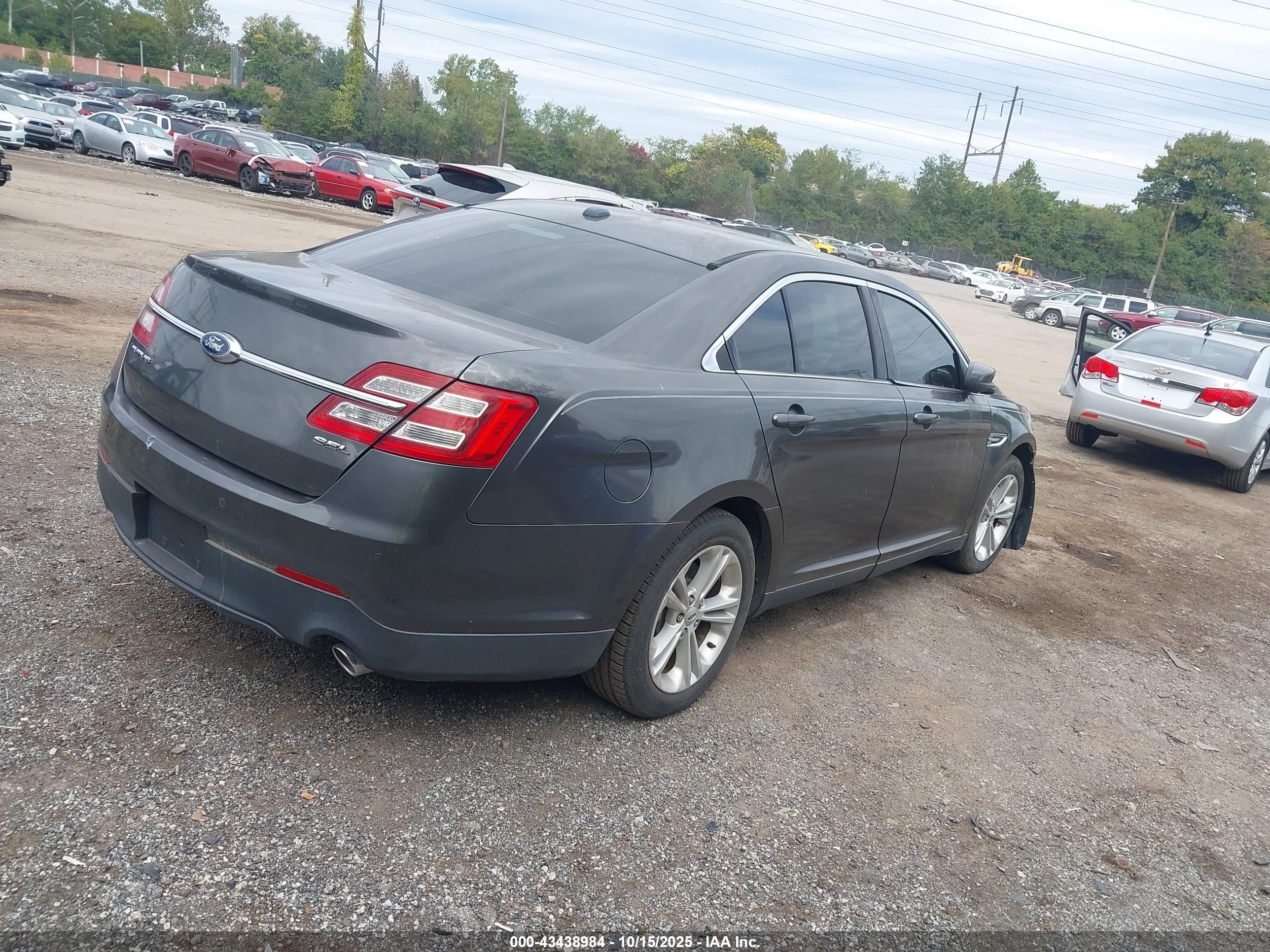 FORD TAURUS image 4
