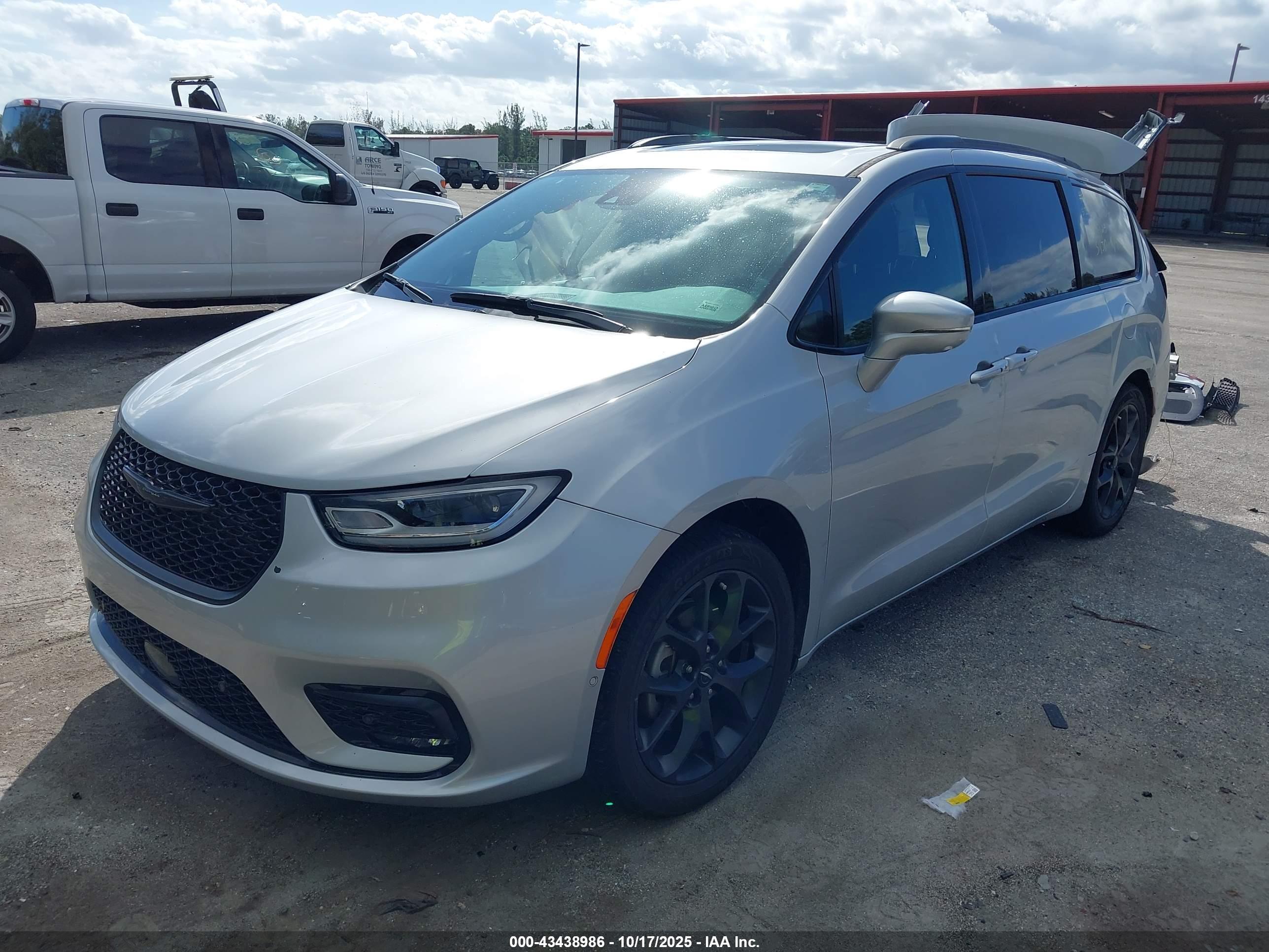 CHRYSLER PACIFICA image 2