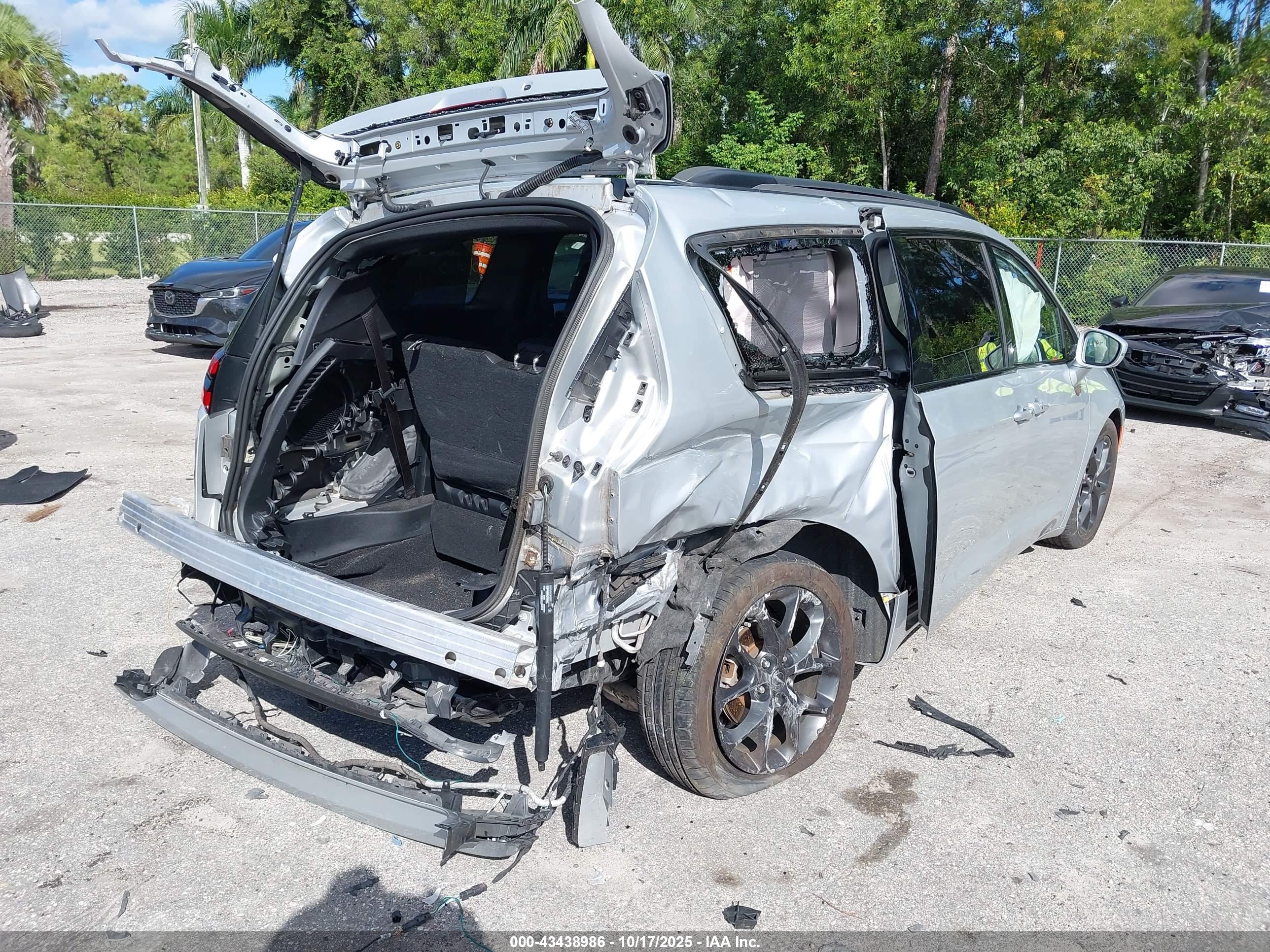 CHRYSLER PACIFICA image 4