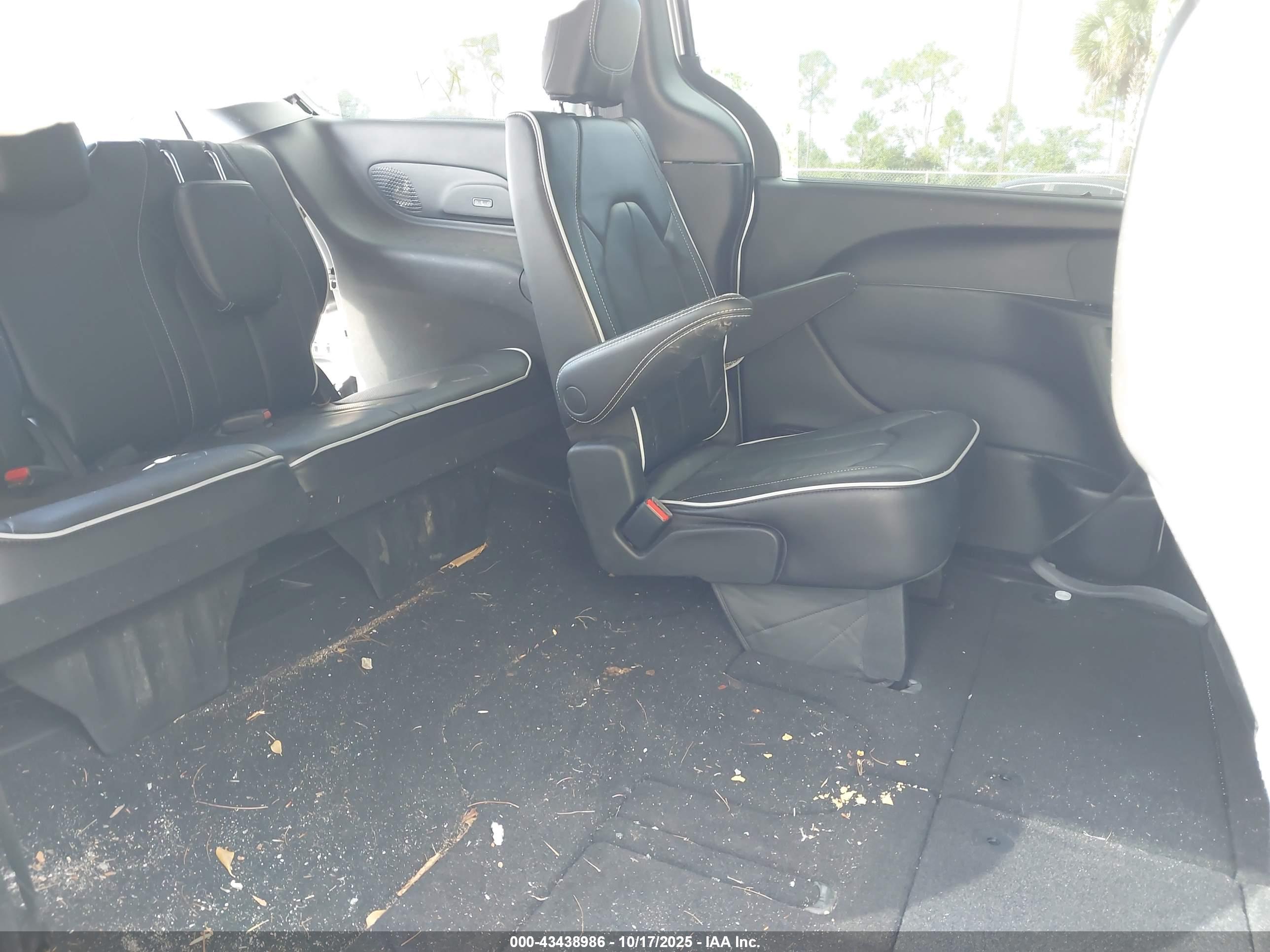 CHRYSLER PACIFICA image 8