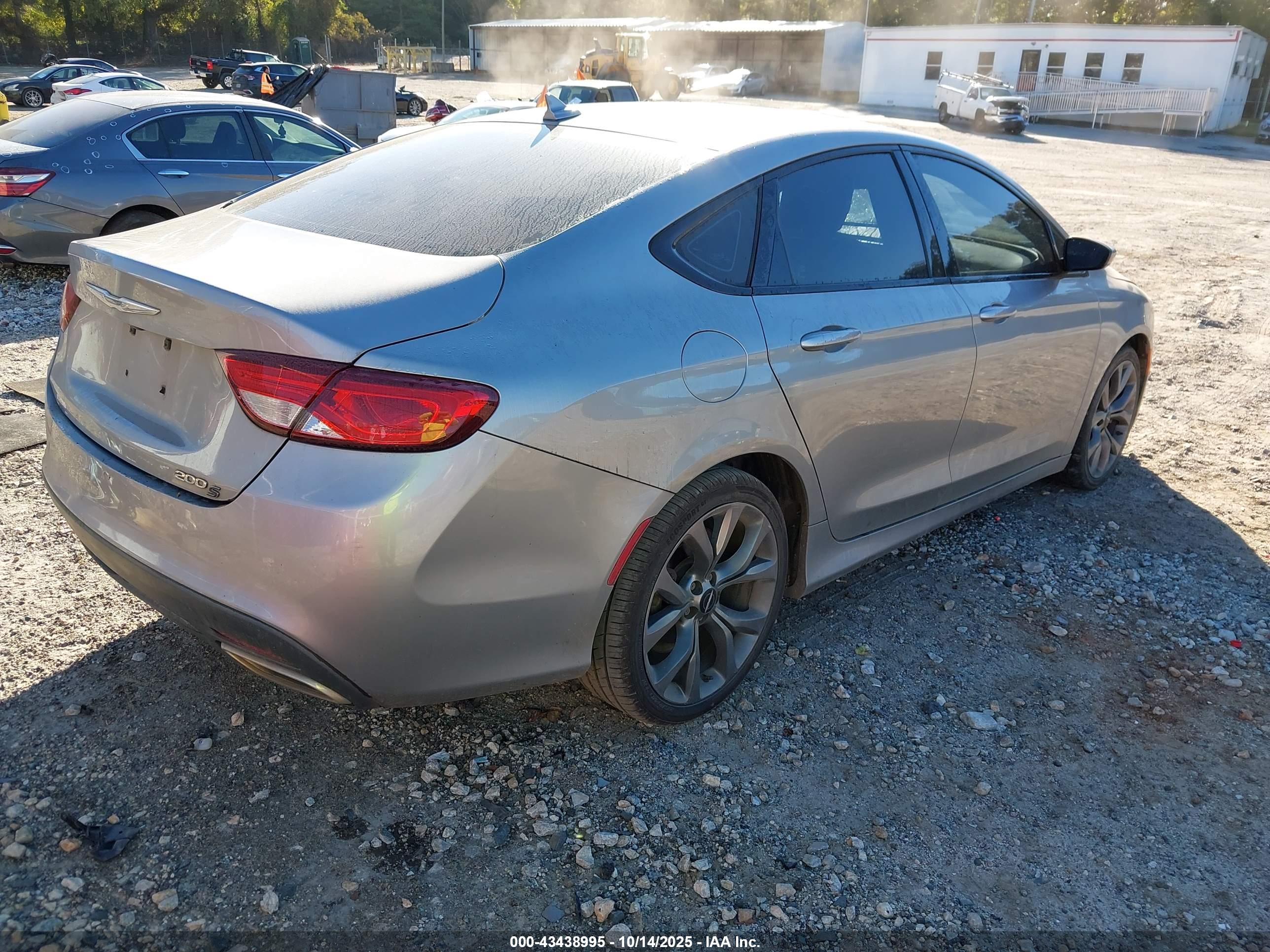 CHRYSLER 200 image 4