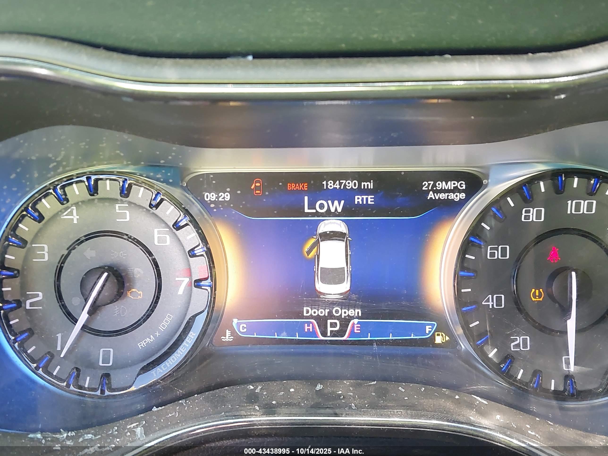 CHRYSLER 200 image 7
