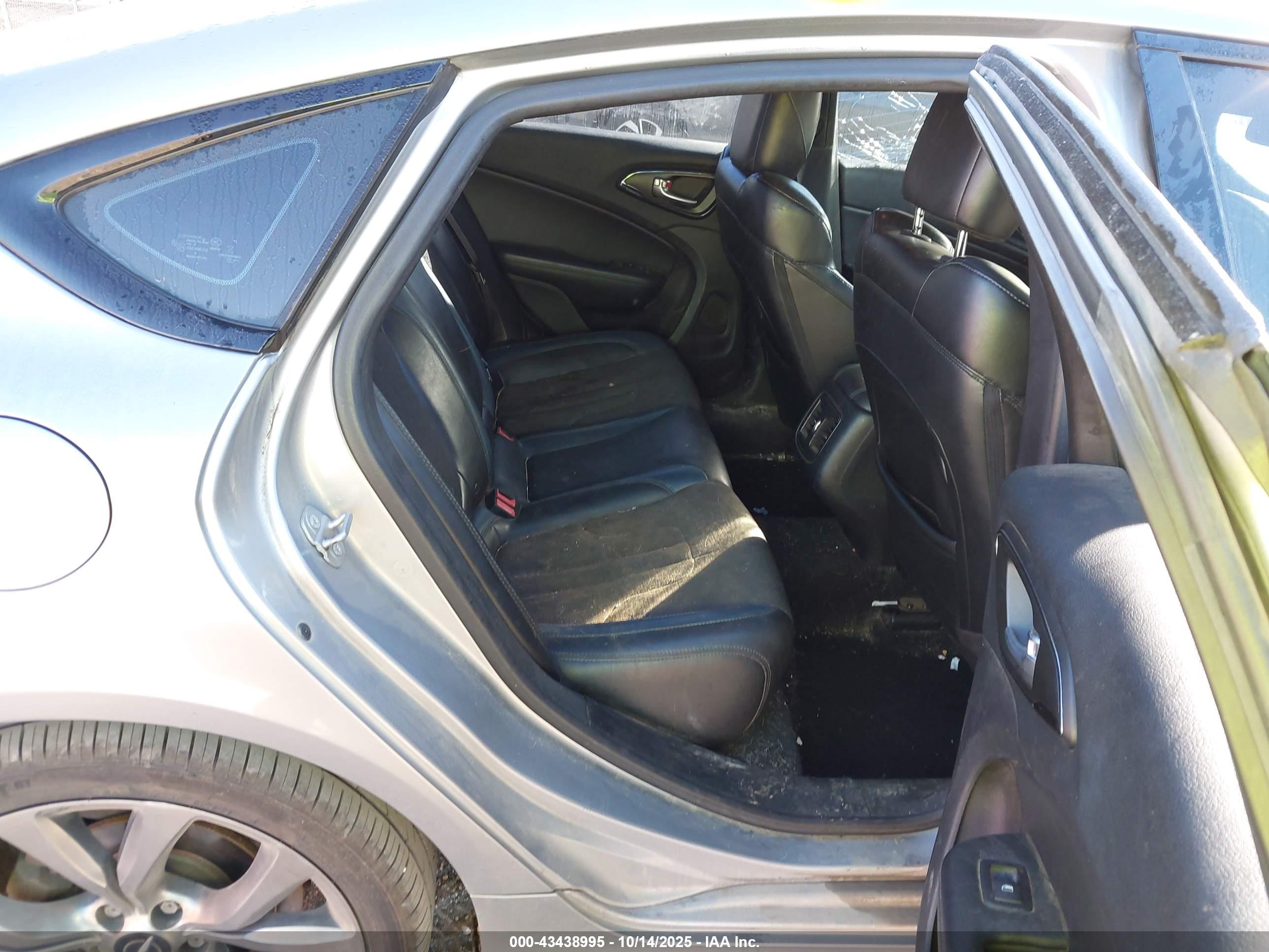 CHRYSLER 200 image 8