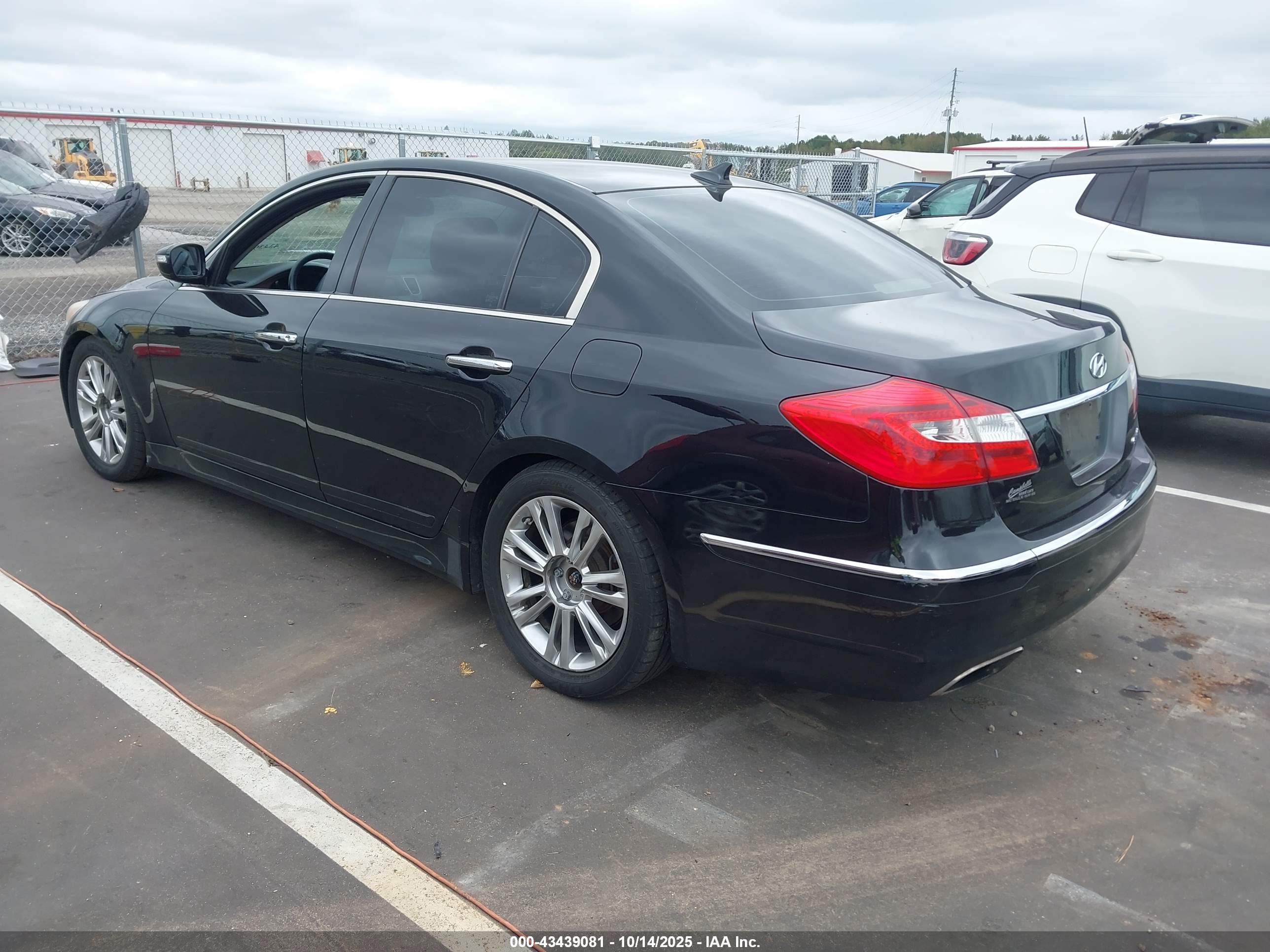 HYUNDAI GENESIS image 3