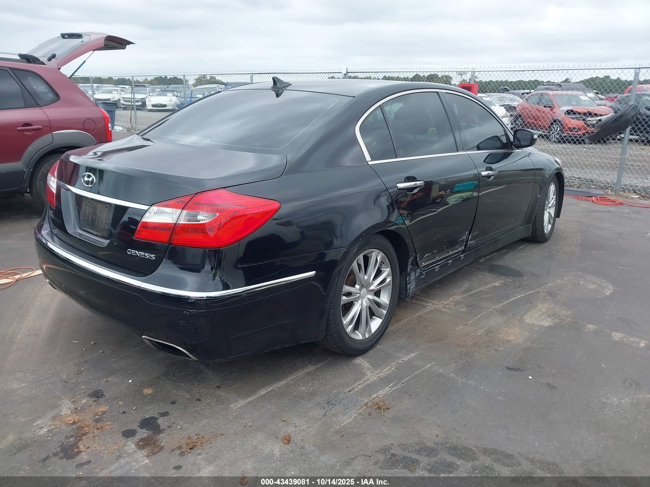 HYUNDAI GENESIS image 4