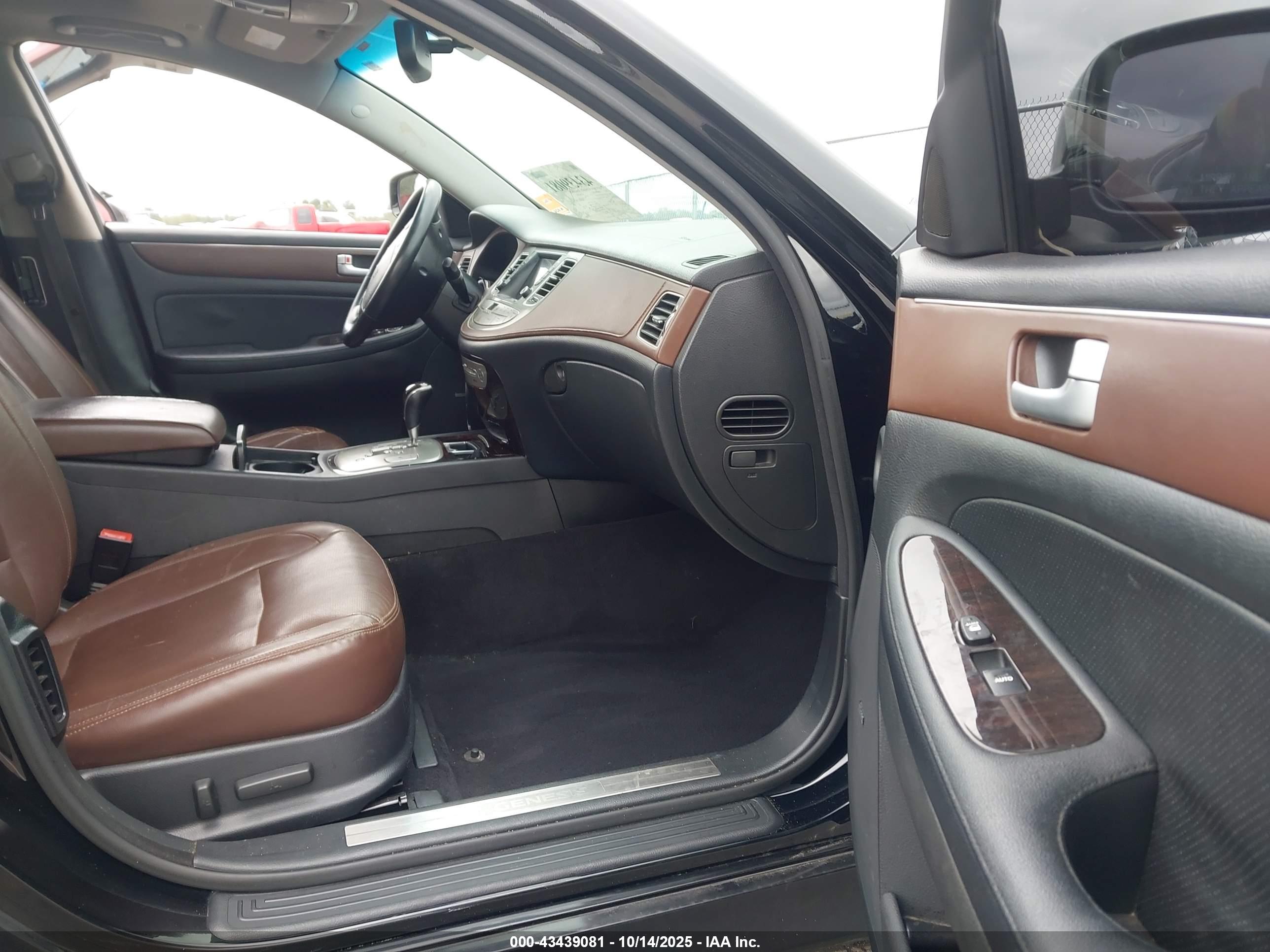 HYUNDAI GENESIS image 5