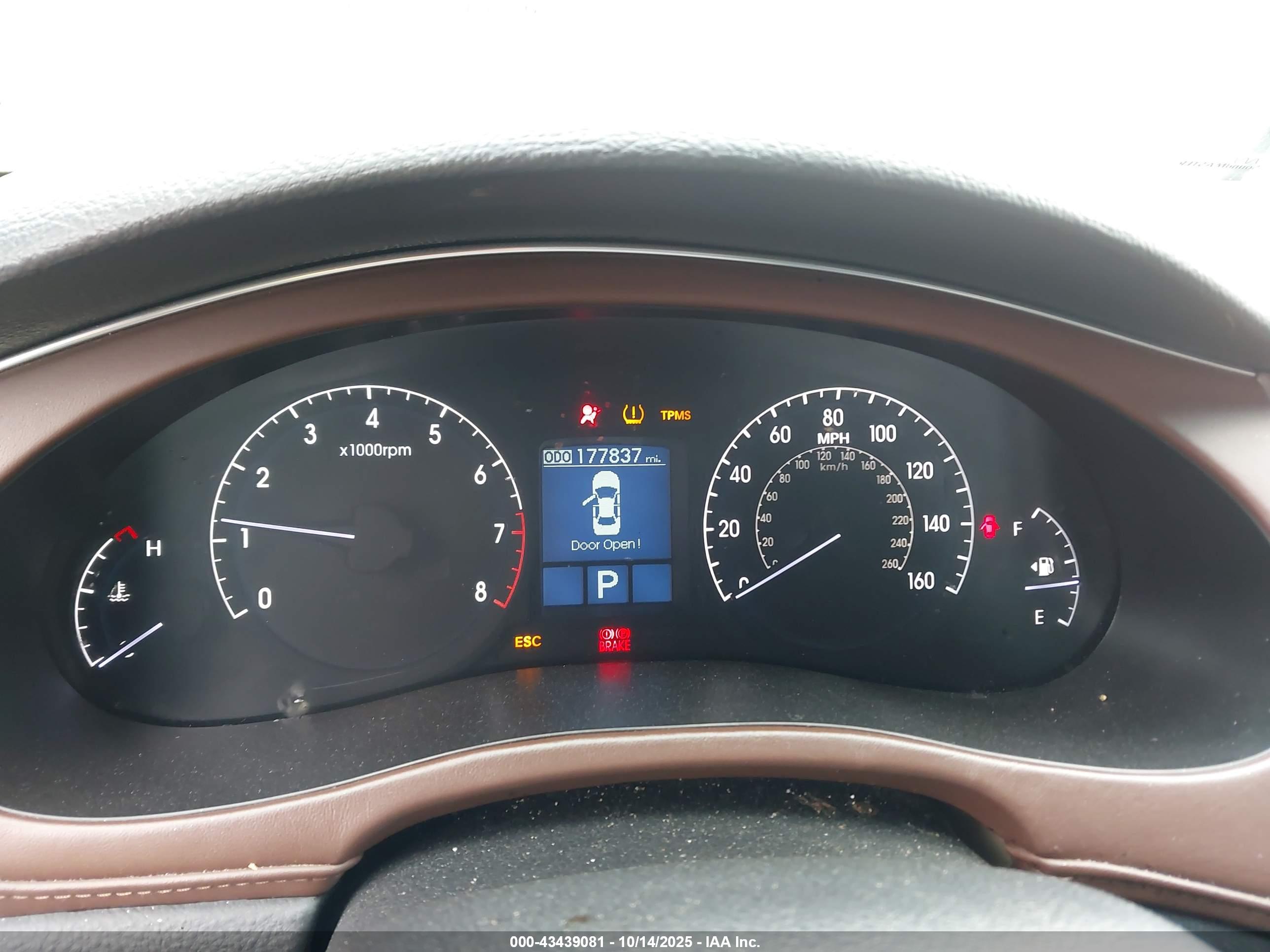 HYUNDAI GENESIS image 7