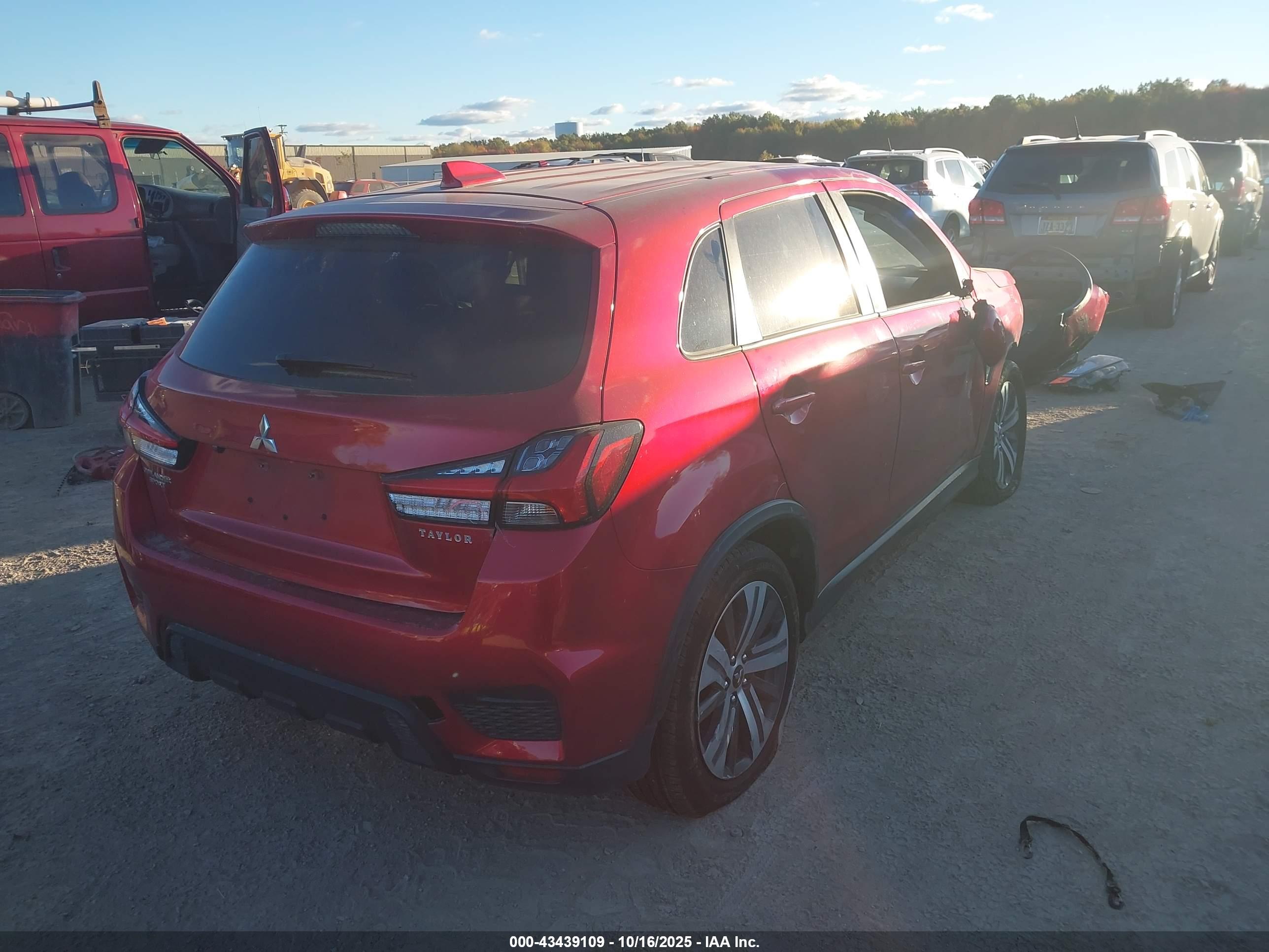 MITSUBISHI OUTLANDER image 4