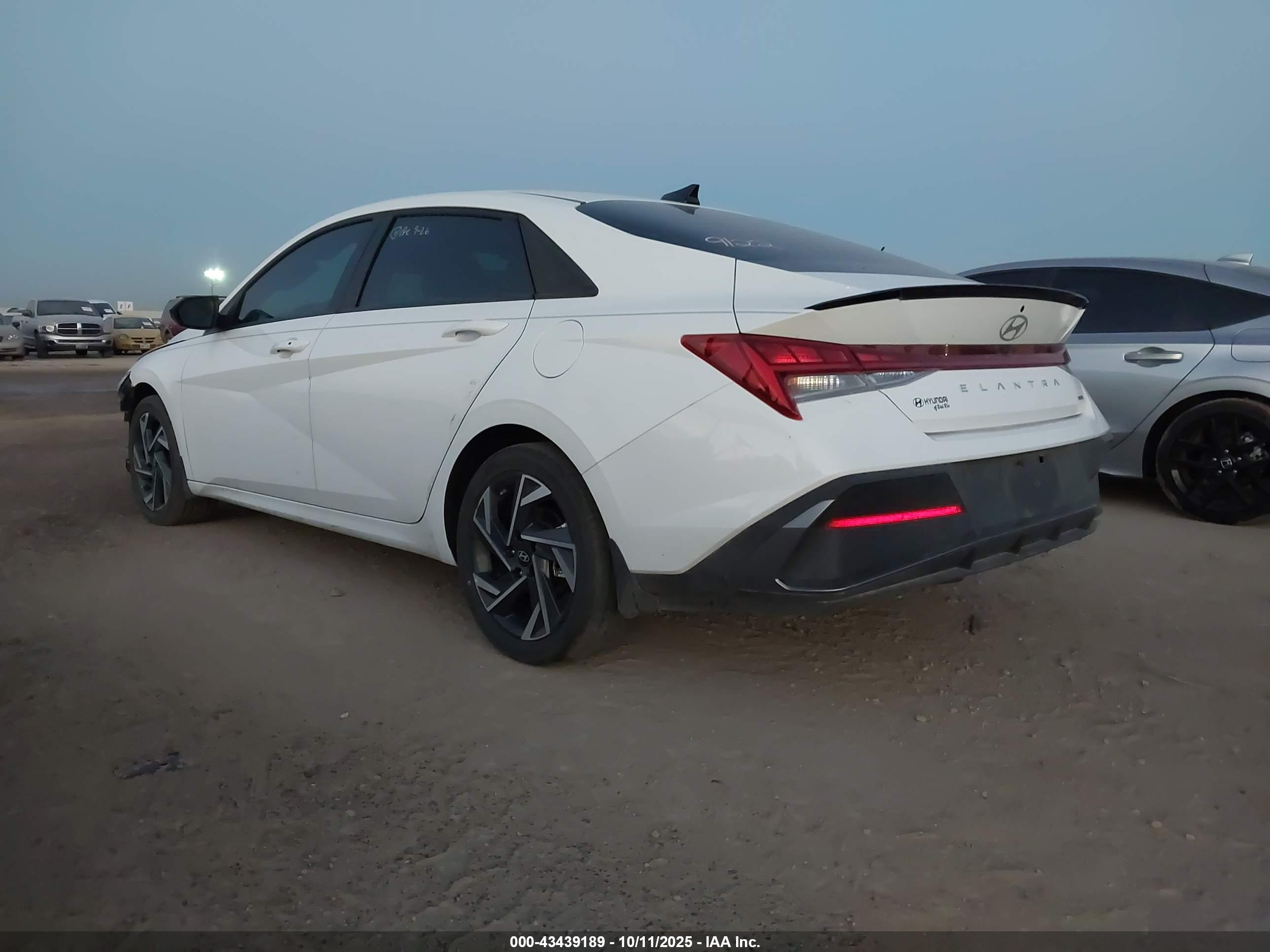 HYUNDAI ELANTRA image 3