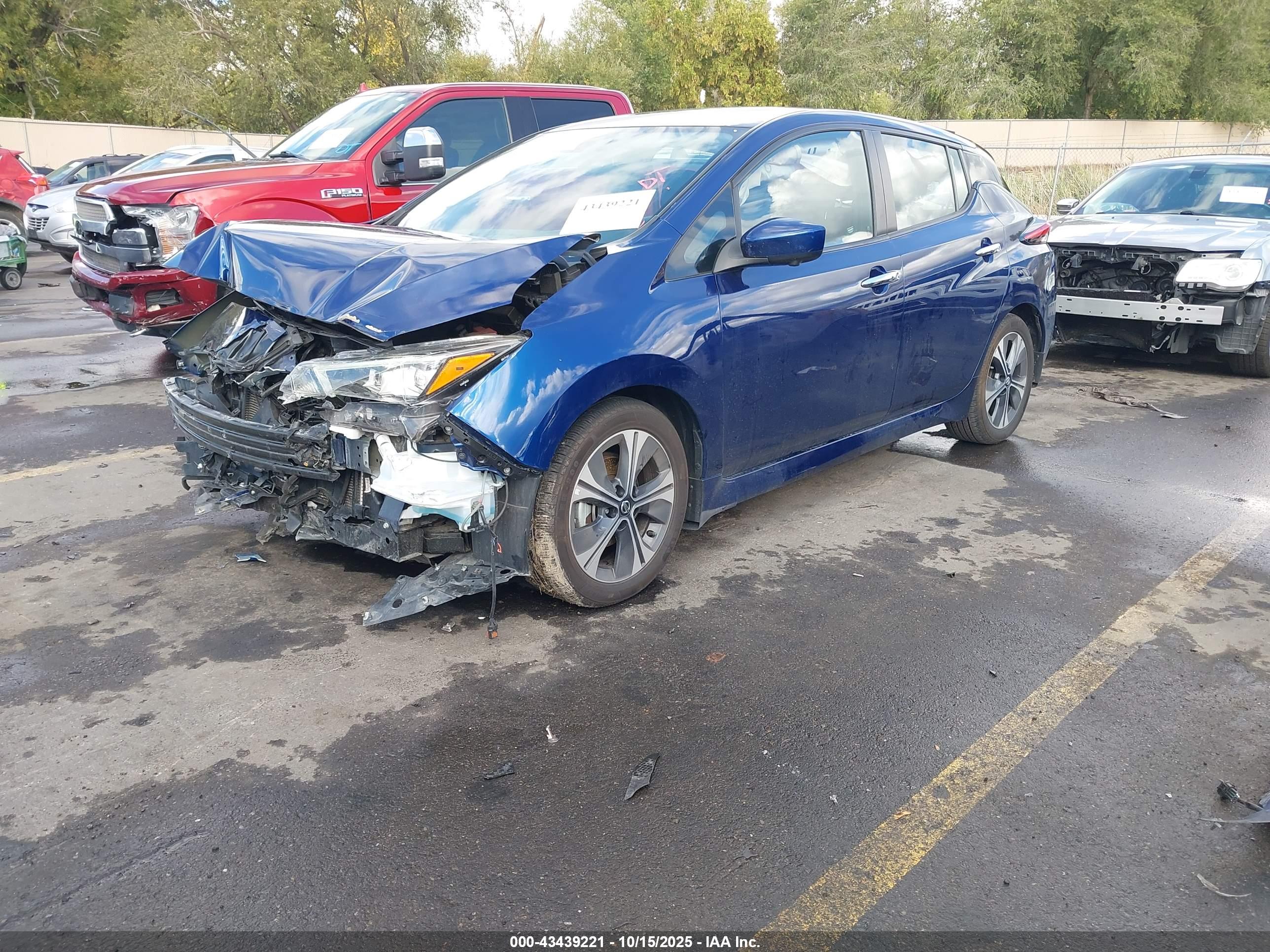 NISSAN LEAF image 2