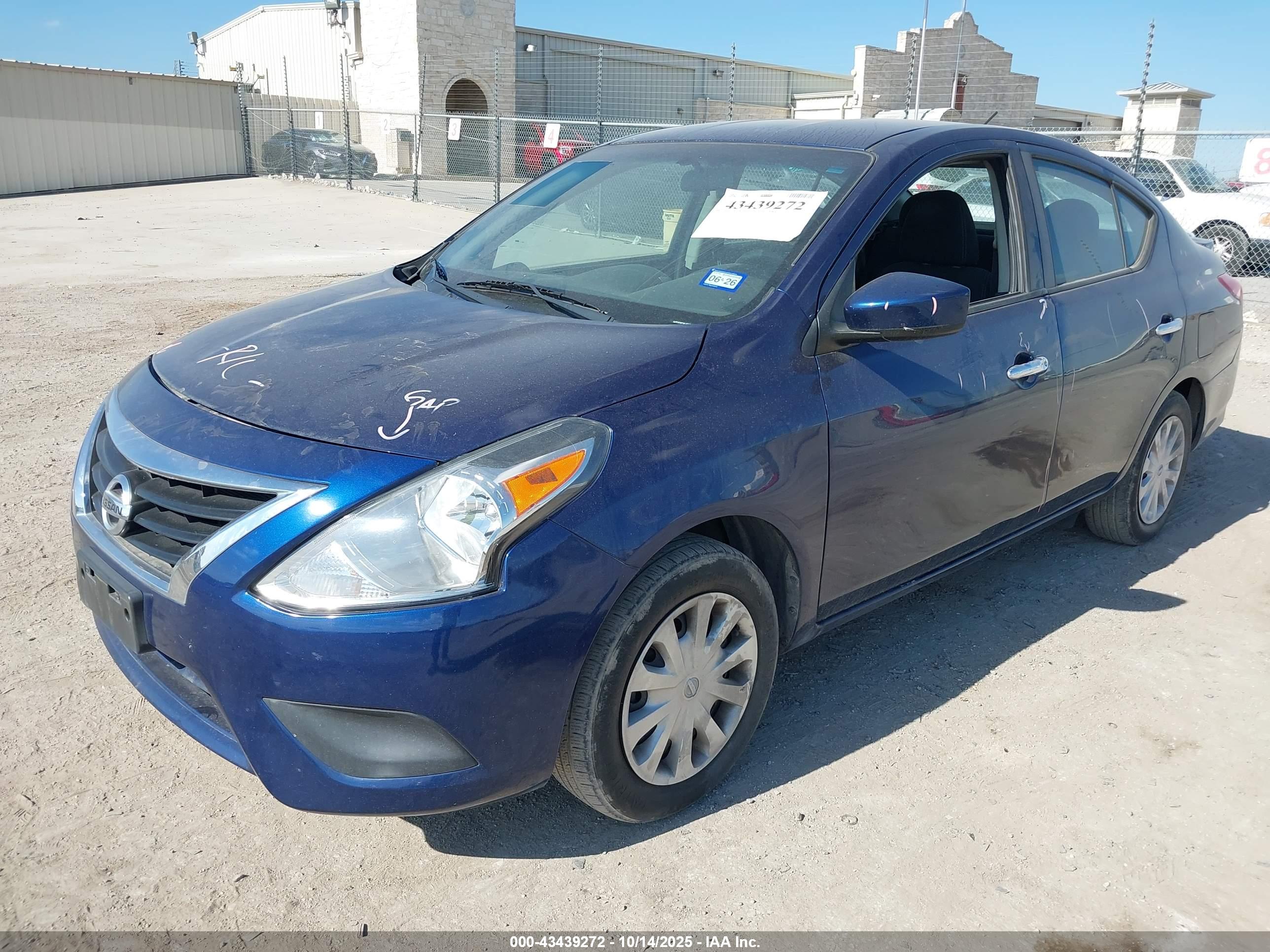 NISSAN VERSA image 2