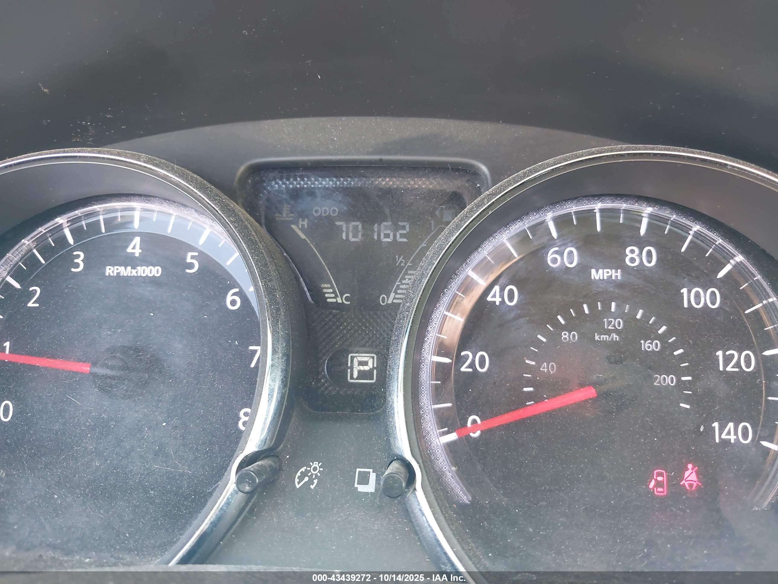 NISSAN VERSA image 7
