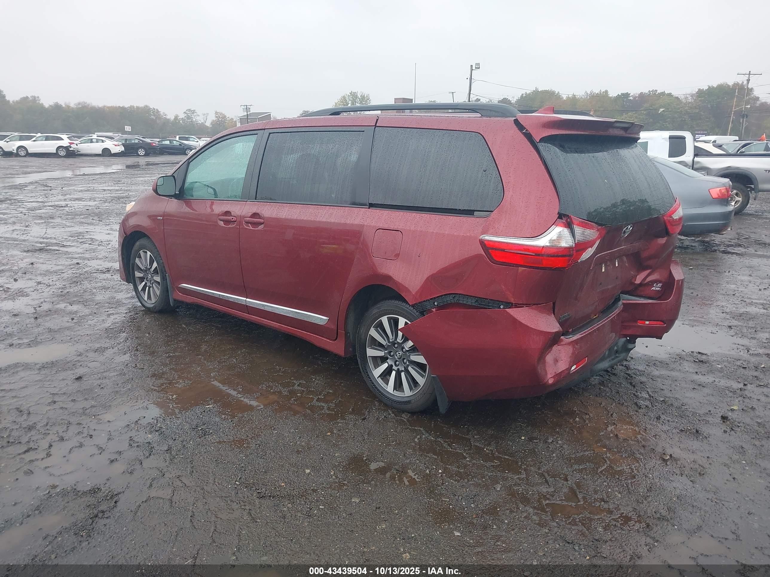 TOYOTA SIENNA image 3