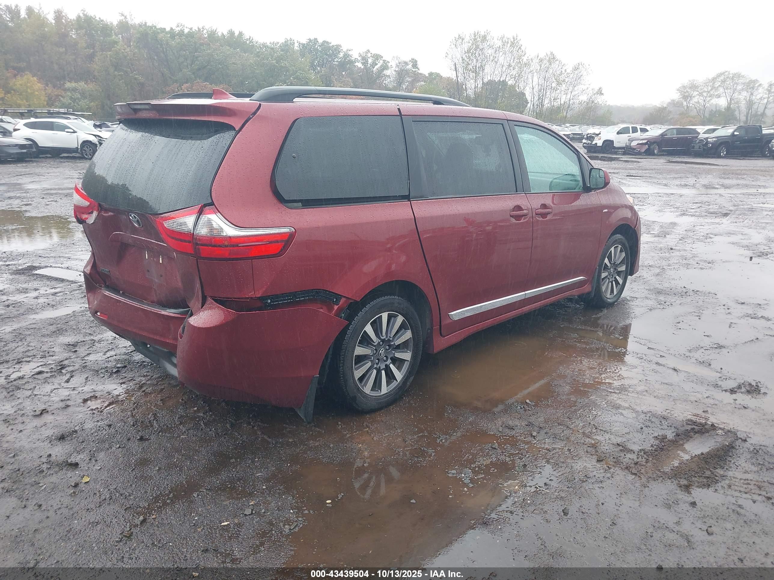 TOYOTA SIENNA image 4