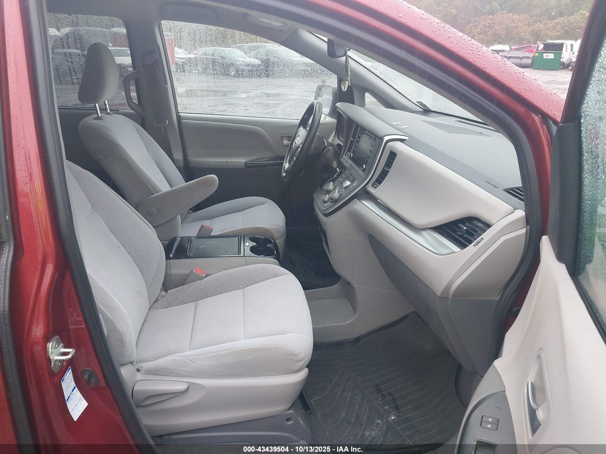 TOYOTA SIENNA image 5