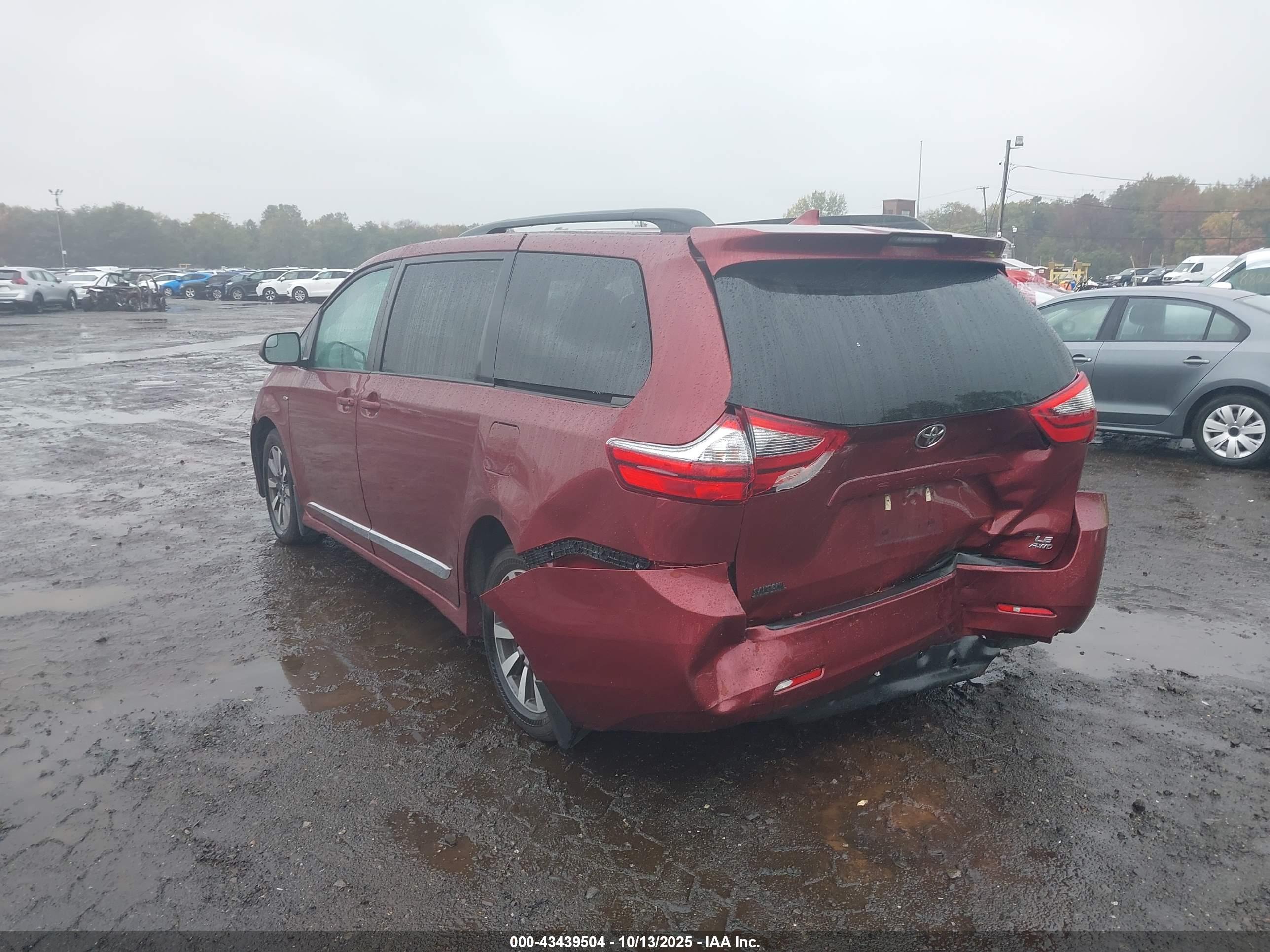 TOYOTA SIENNA image 6