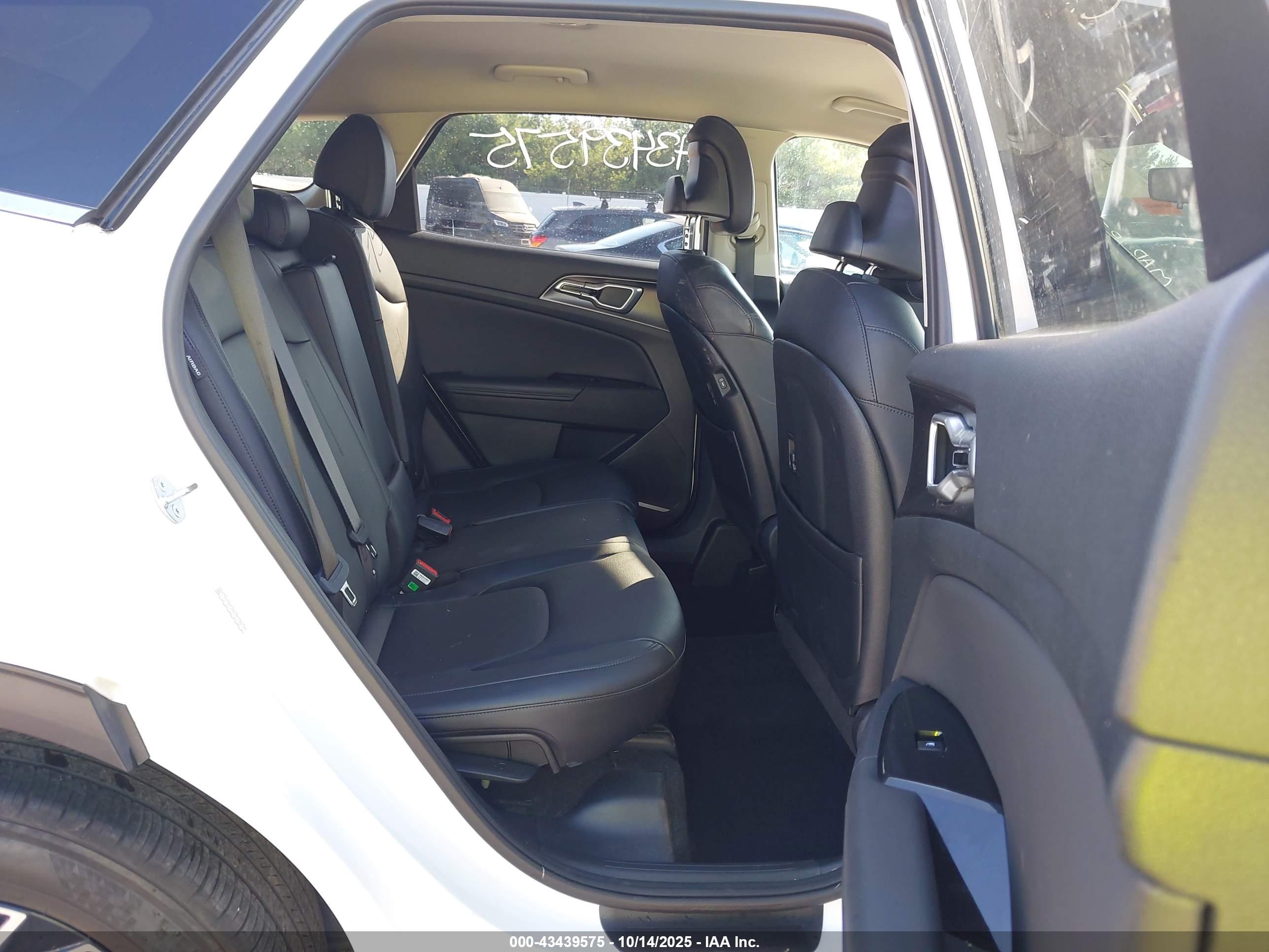 KIA SPORTAGE image 8