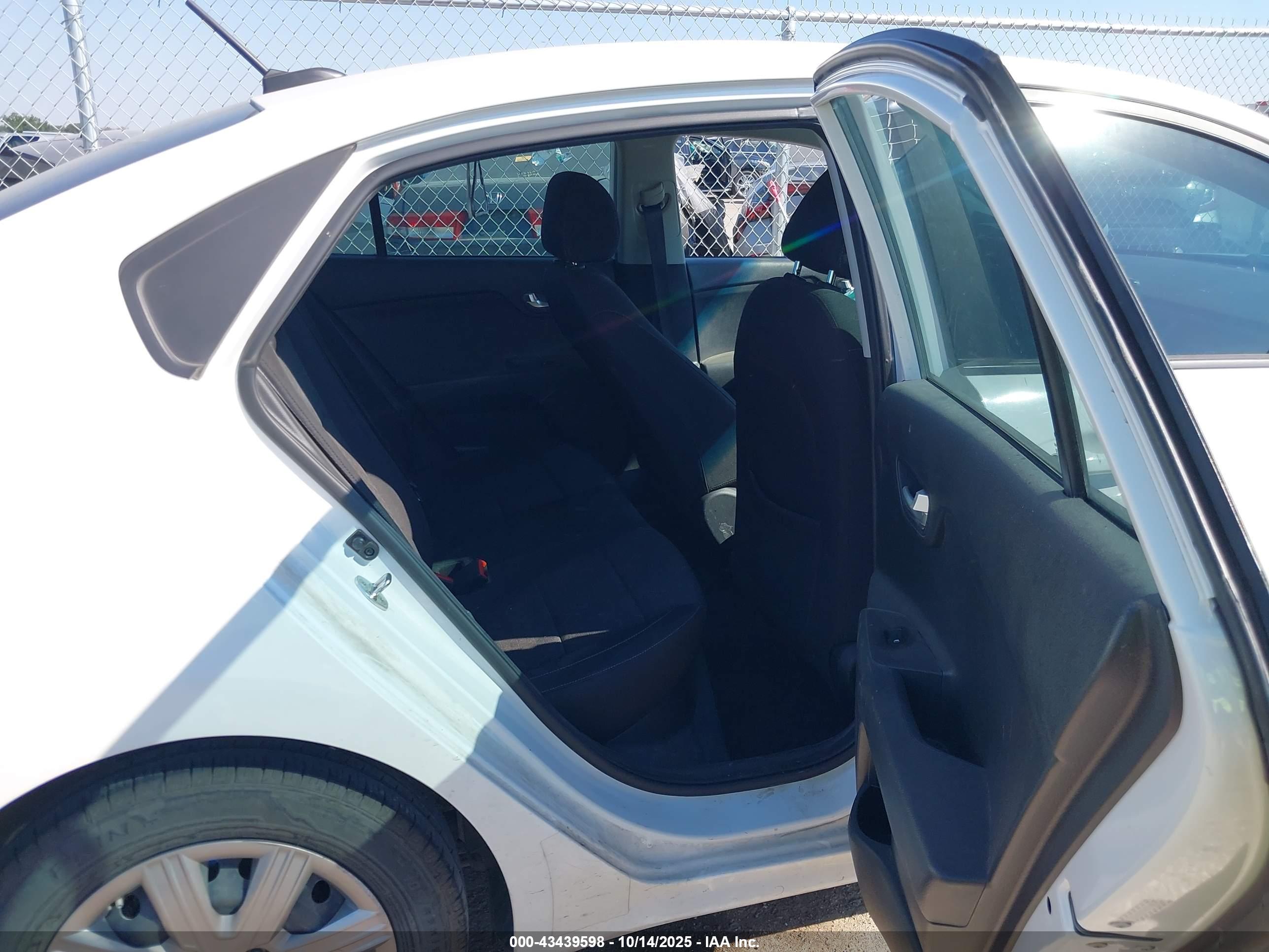 KIA RIO image 8