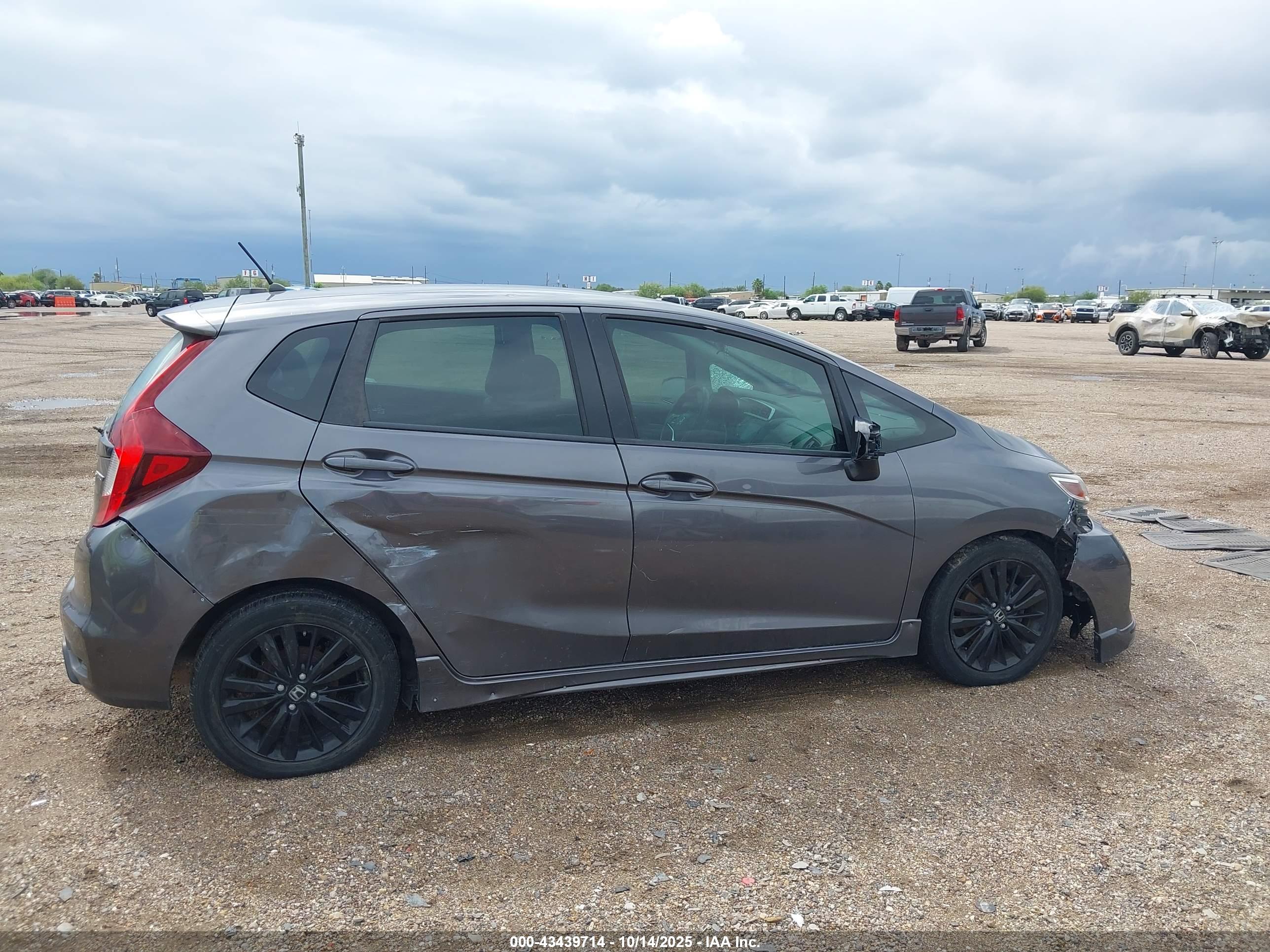 HONDA FIT image 6
