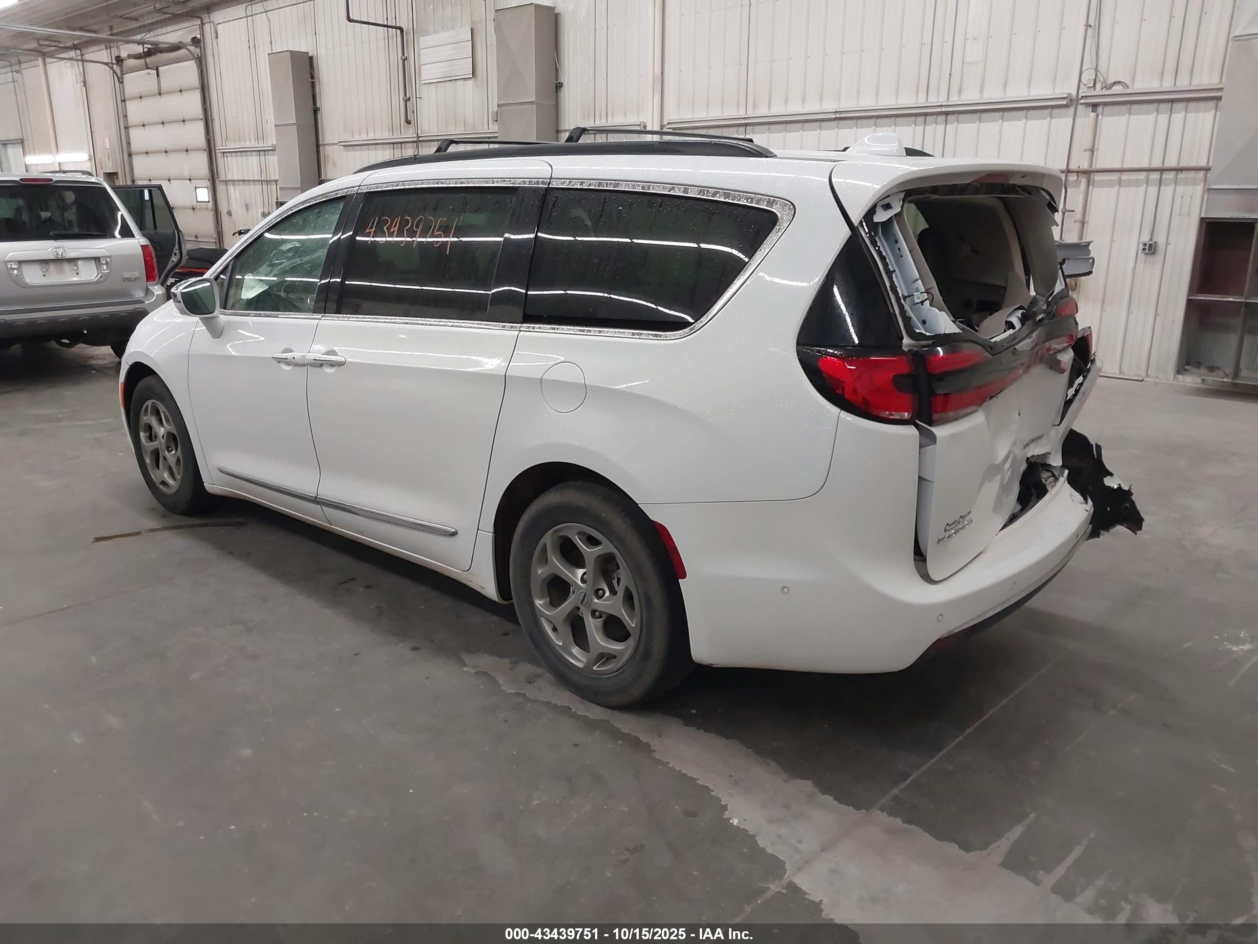 CHRYSLER PACIFICA image 3