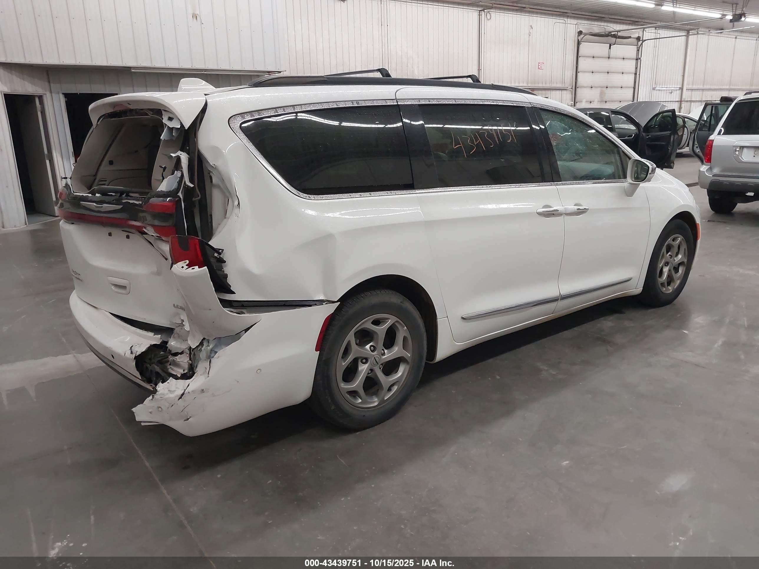 CHRYSLER PACIFICA image 4