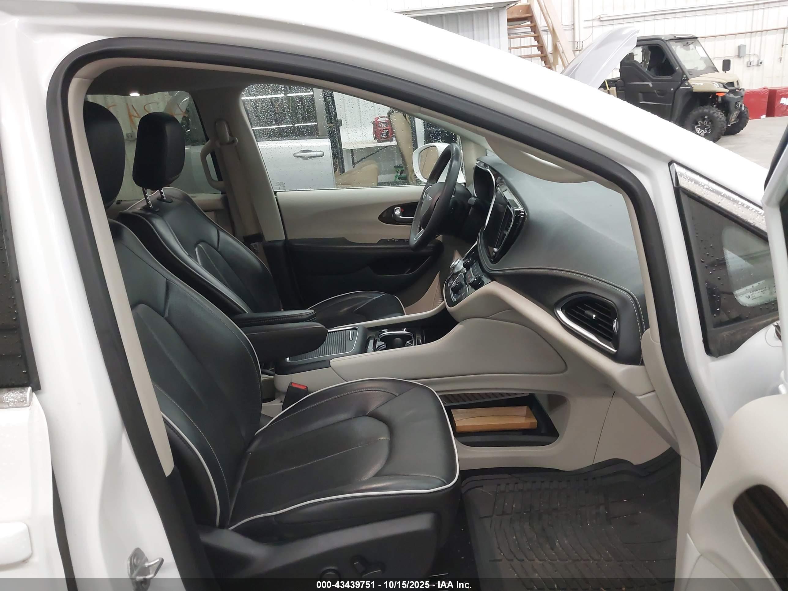 CHRYSLER PACIFICA image 5